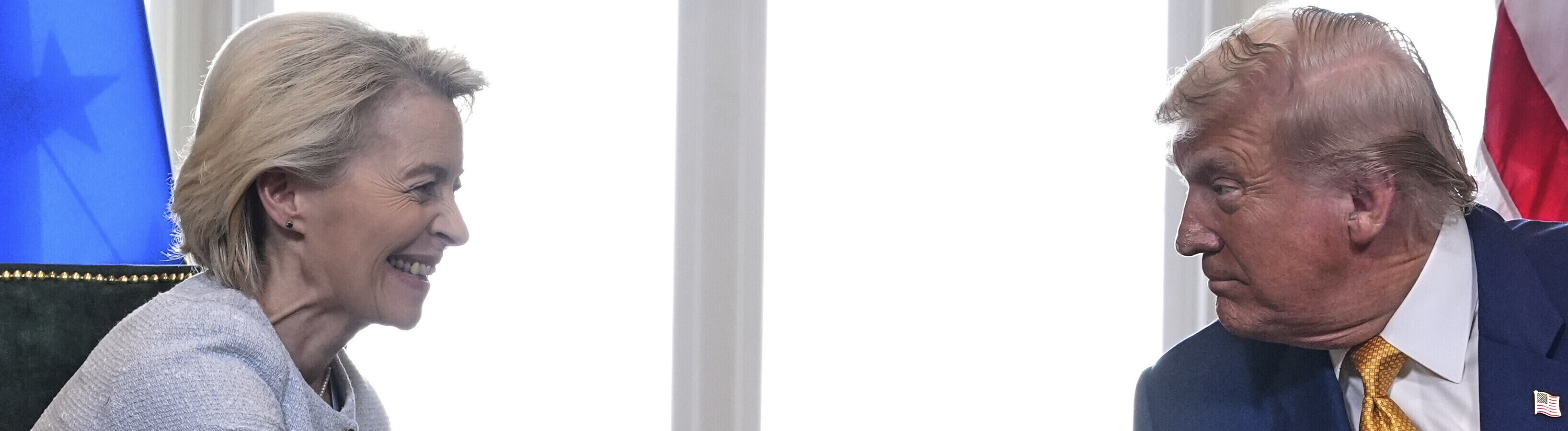 EU-Kommissionspräsidentin Ursula von der Leyen und der US-Präsident Donald Trump besiegeln per Handschlag die Zollvereinbarung zwischen der EU und den USA.