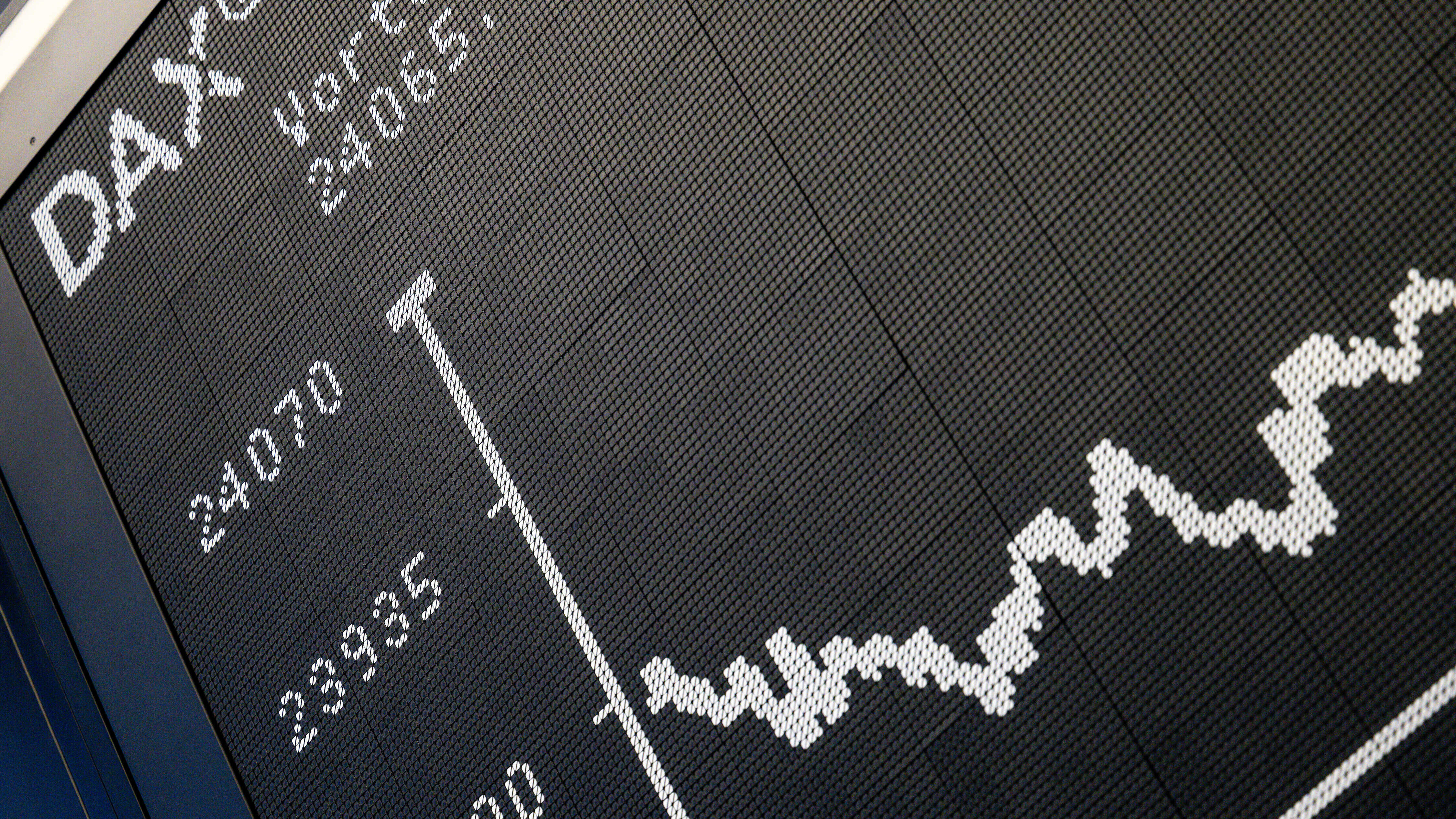 Ein Bildschirm zeigt den Deutschen Aktienindex DAX an der Frankfurter Börse