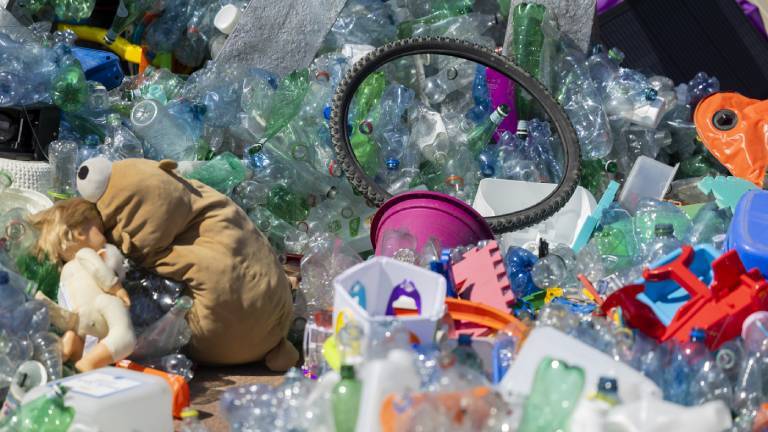 Berg aus Plastikmüll, der zum Kunstwerk gehört, das Aktivist Benjamin Von Wong vor dem Hauptquartier der Vereinten Nationen in Genf, Schweiz aufgestellt hat (04.08.2025)