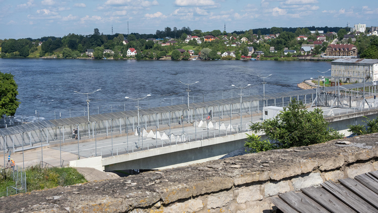 Panzersperren auf der Freundschaftsbrücke zwischen dem estnischen Narva und dem russischen Iwangorod.