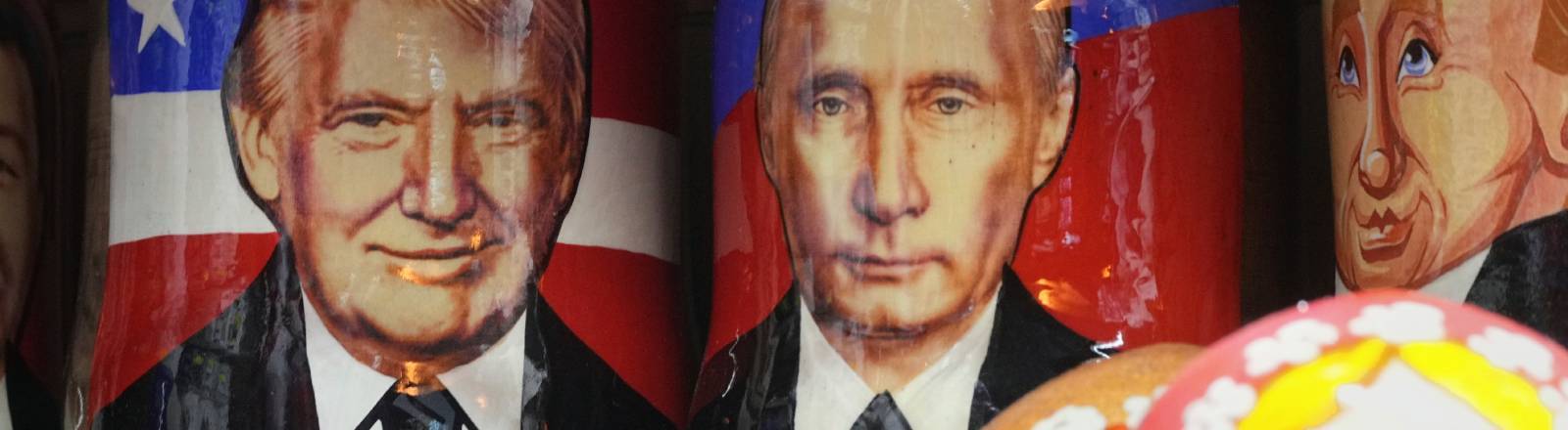 Matroschkas mit den Gesichtern von US-Präsident Donald Trump (links) und Russlands Präsident Vladimir Putin in einem Souvenirshop in St. Petersburg, Russland (13.08.2025)
