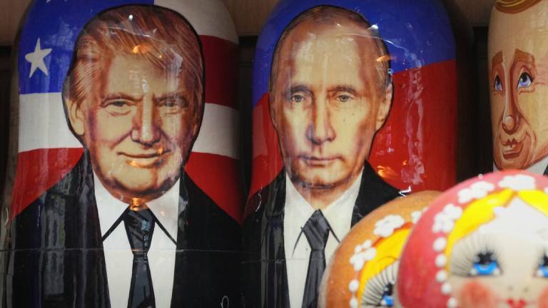 Matroschkas mit den Gesichtern von US-Präsident Donald Trump (links) und Russlands Präsident Vladimir Putin in einem Souvenirshop in St. Petersburg, Russland (13.08.2025)