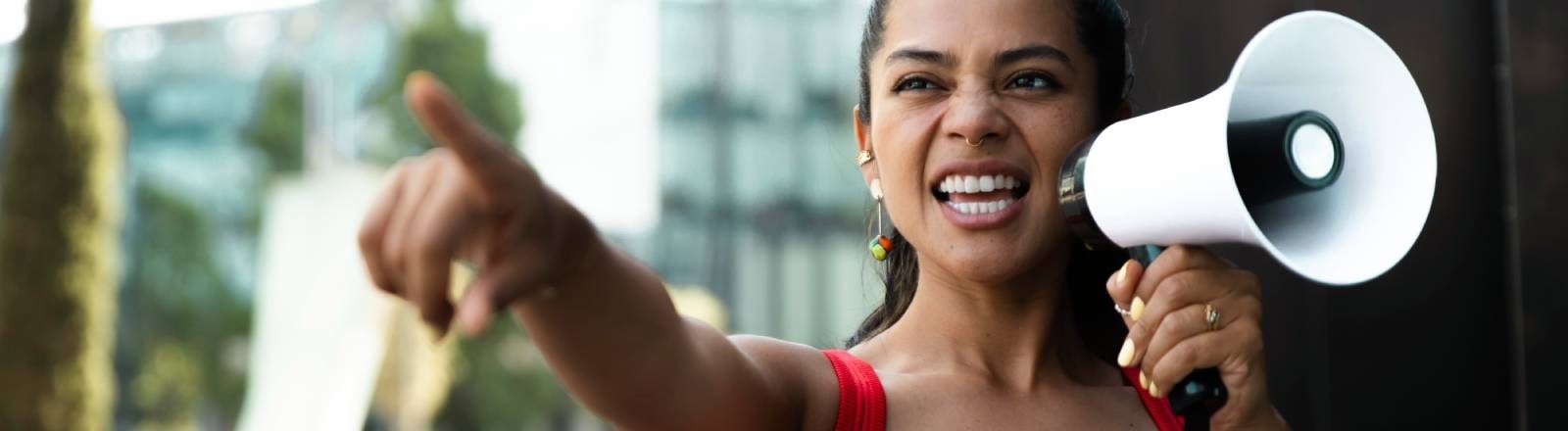 Eine Frau ruft in ein Megafon