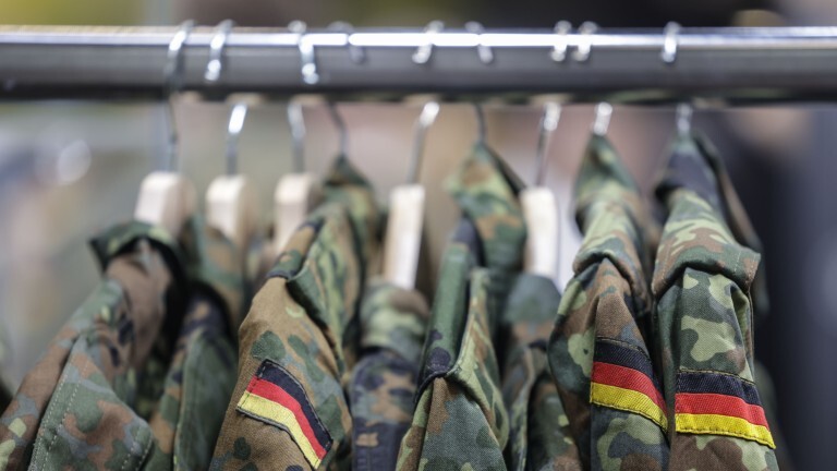 An einer Kleiderstange hängen mehrere Feldjacken der Bundeswehr.