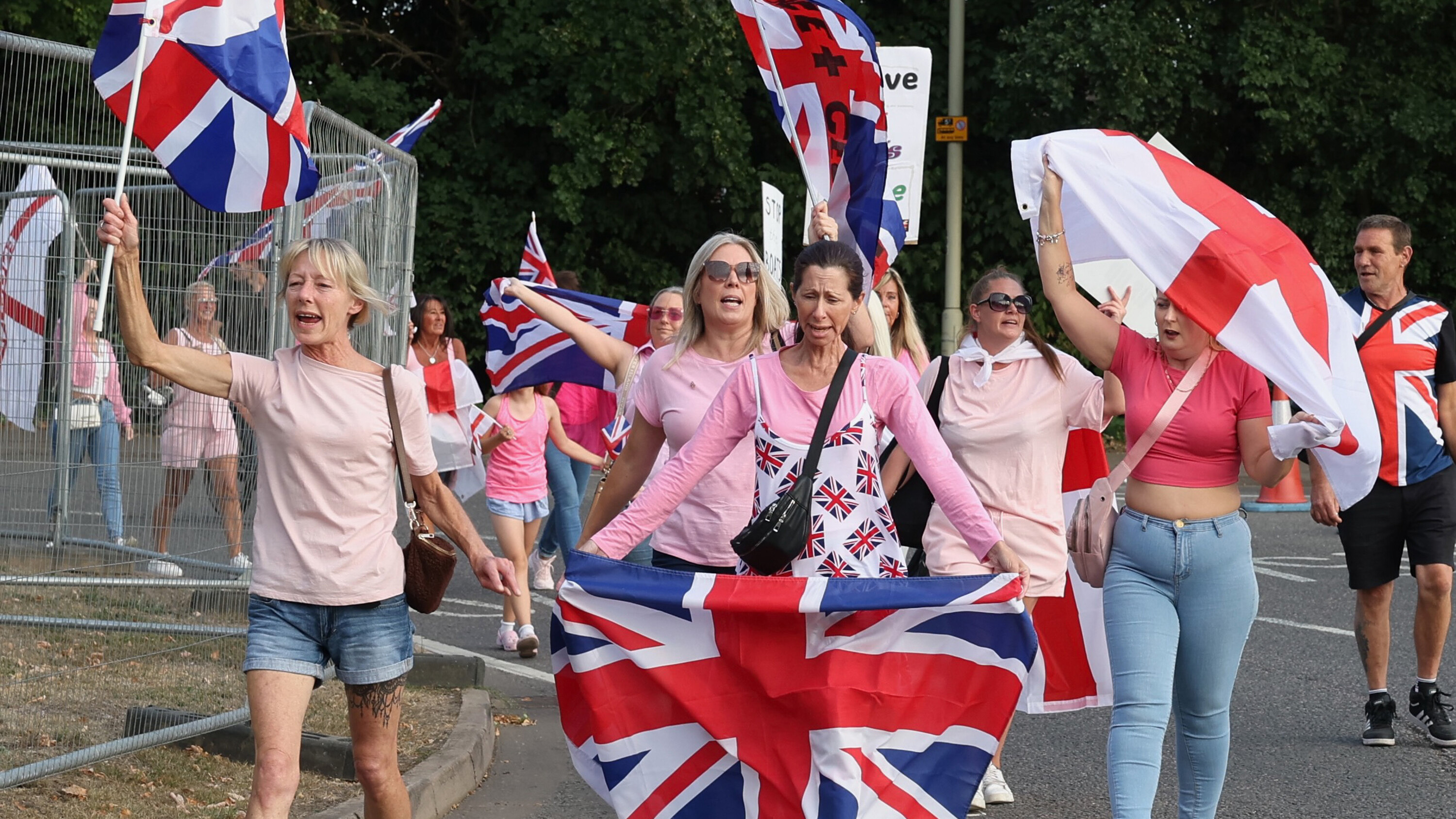 Menschen in Cheshunt, UK, demonstrieren vor einem Hotel, in dem Asylbewerber untergebracht sind.