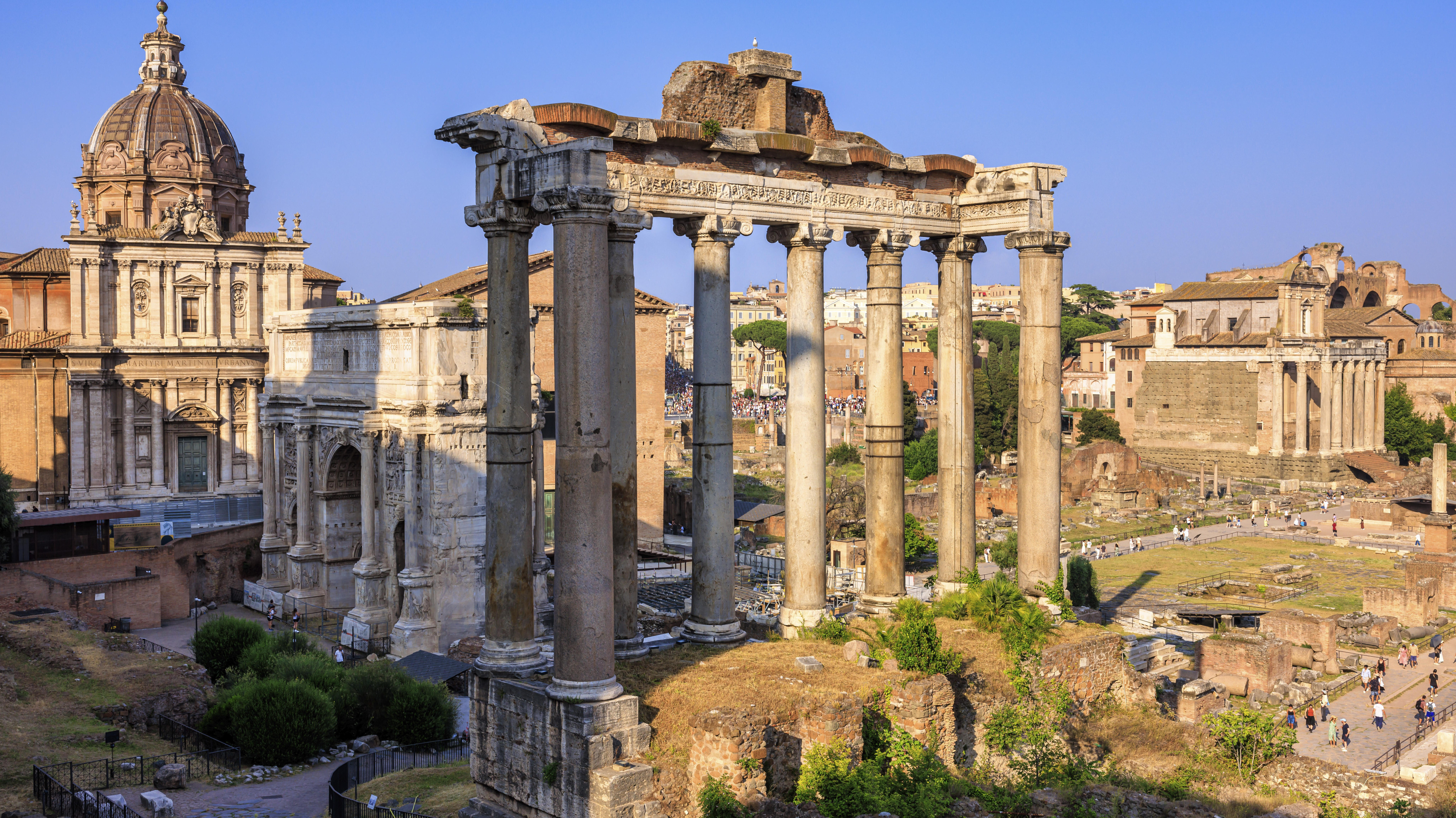 Vespasian und Titustempel, Septimius Severus Bogen, Saturntempel, Forum Romanum in Rom, Italien.