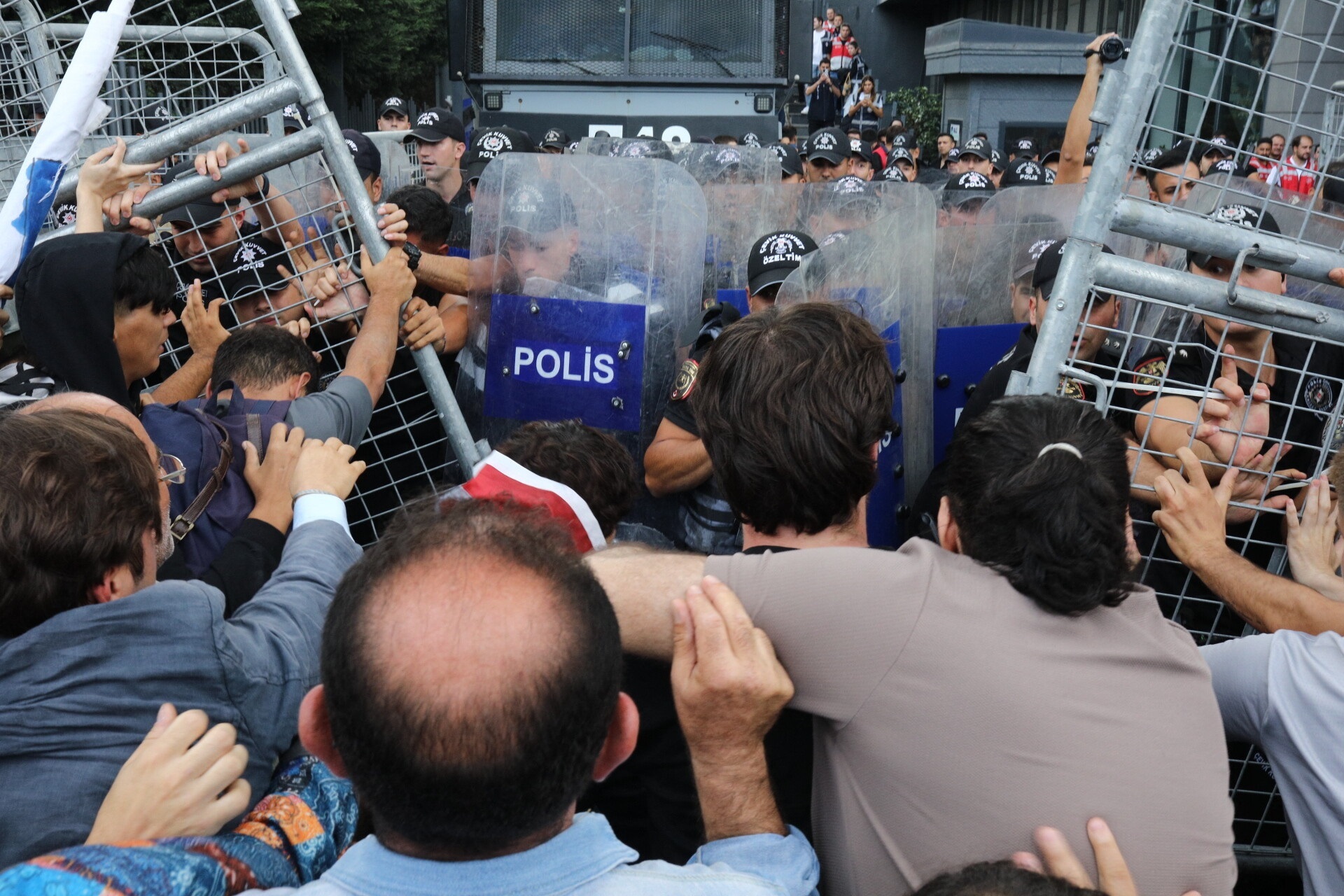 Die wichtigste Oppositionspartei der Türkei, die Republikanische Volkspartei (CHP), steht unter Polizeiblockade