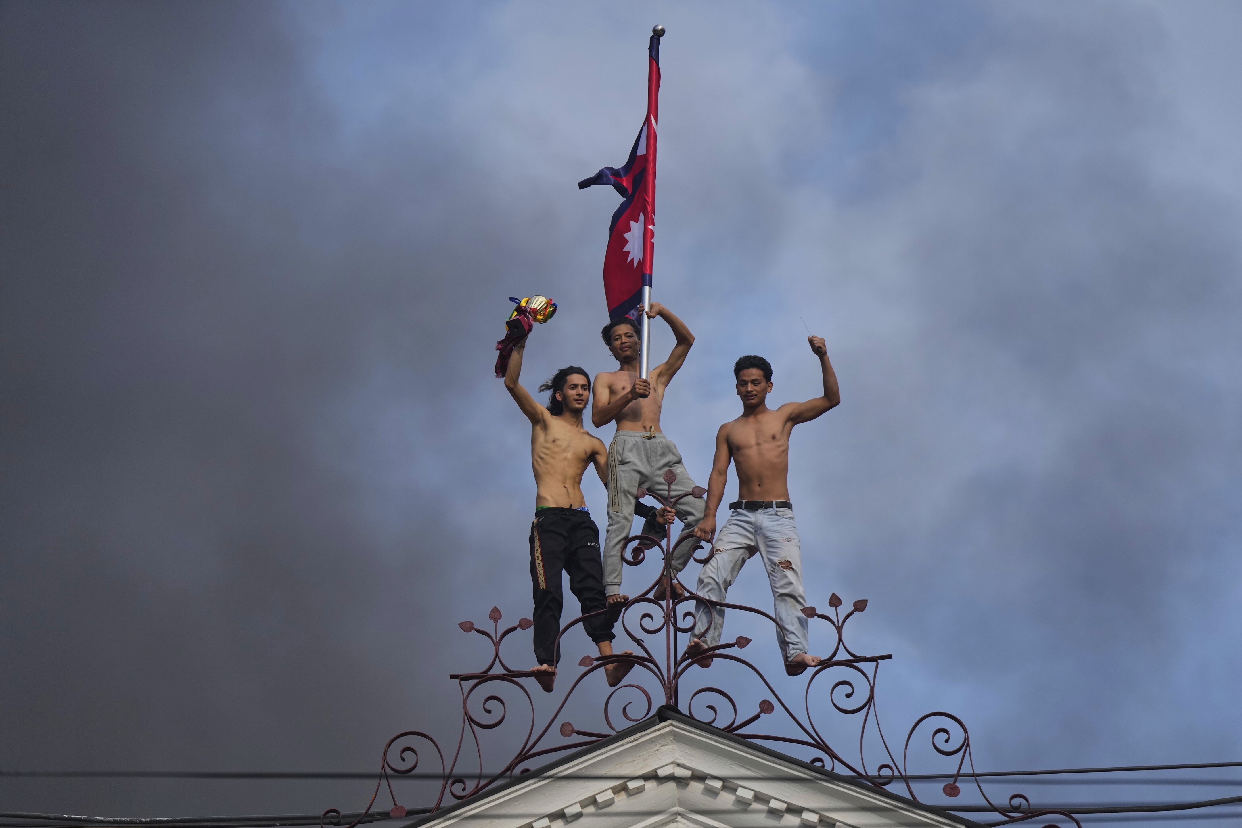 Demonstranten auf dem Dach des Ministerienpalastes Singha Durbar in Nepals Hauptstadt Kathmandu