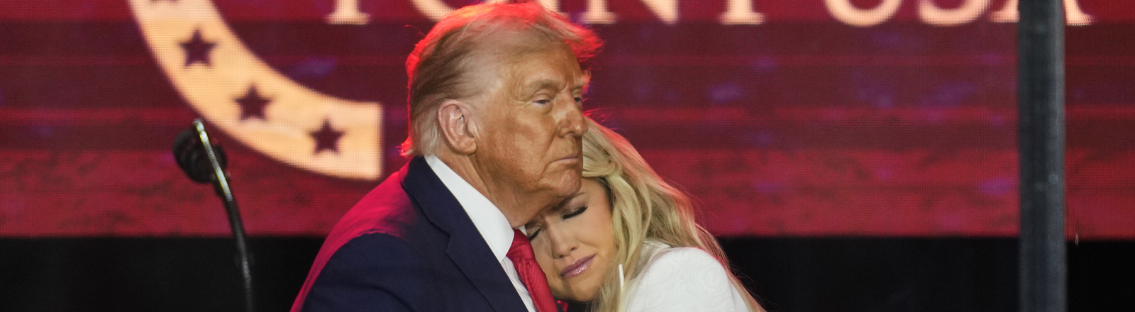 Präsident Donald Trump umarmt Erika Kirk bei einer Gedenkveranstaltung für den konservativen Aktivisten Charlie Kirk am Sonntag, den 21. September 2025, im State Farm Stadium in Glendale, Arizona.