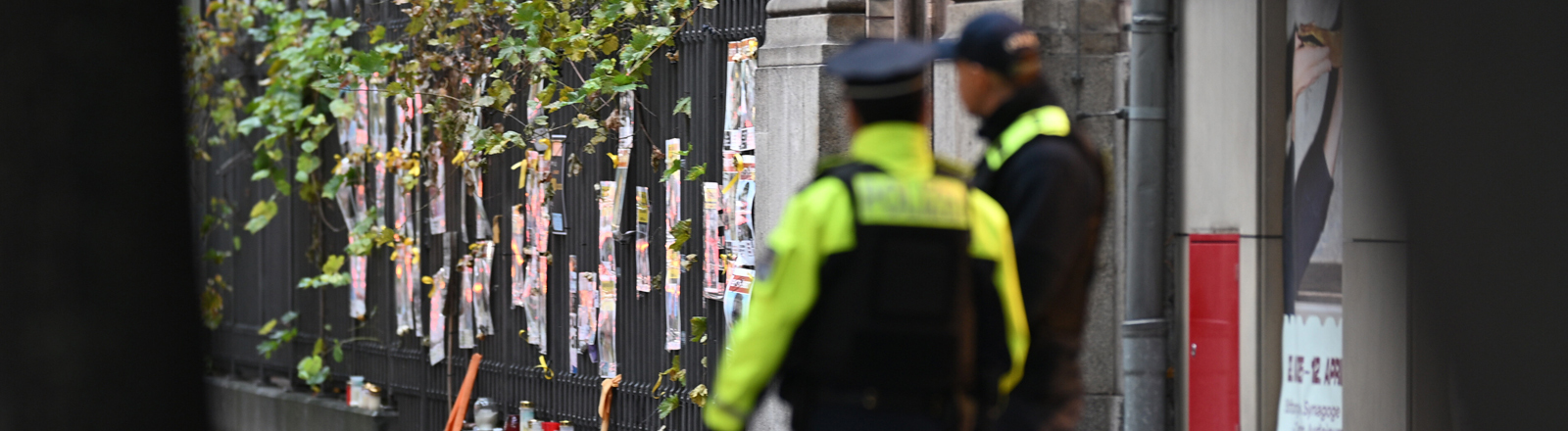 Zwei Polizisten stehen vor dem Eingang der Neuen Synagoge an der Oranienburger Straße am zweiten Jahrestag des Hamas-Angriffs auf Israel. Am 7. Oktober 2023 griffen Kämpfer der radikalislamischen Hamas Israel an, töteten zahlreiche Menschen und verschleppten Geiseln in den Gazastreifen.