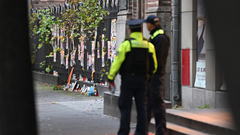 Zwei Polizisten stehen vor dem Eingang der Neuen Synagoge an der Oranienburger Straße am zweiten Jahrestag des Hamas-Angriffs auf Israel. Am 7. Oktober 2023 griffen Kämpfer der radikalislamischen Hamas Israel an, töteten zahlreiche Menschen und verschleppten Geiseln in den Gazastreifen.