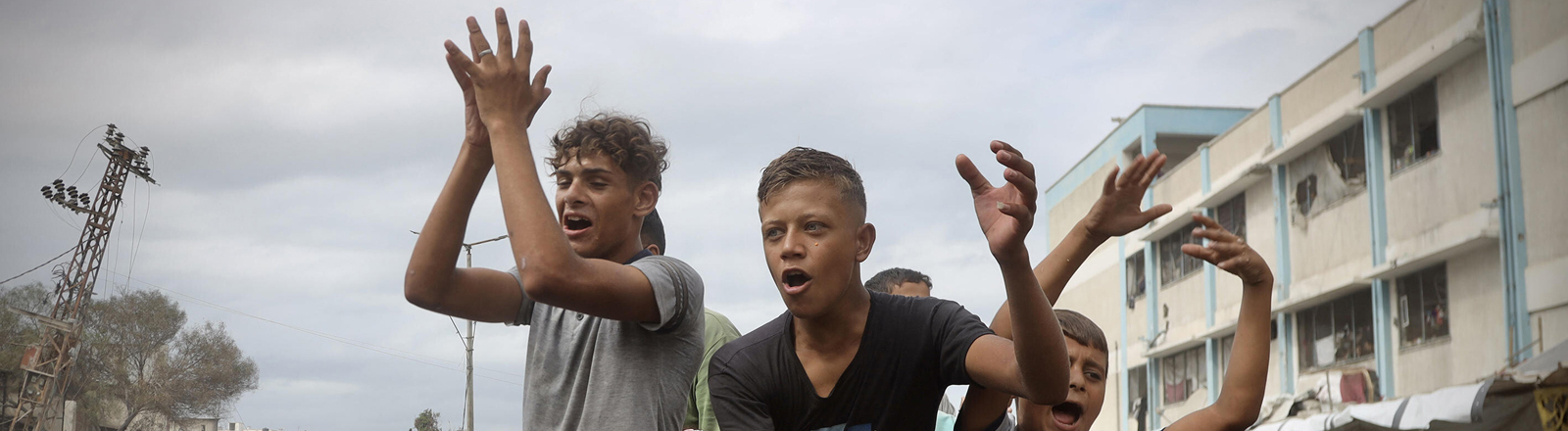 Palästinenser, darunter viele Kinder, versammeln sich in der Stadt Khan Yunis, um nach der Verkündung des Waffenstillstandsabkommens im Gazastreifen zu feiern.