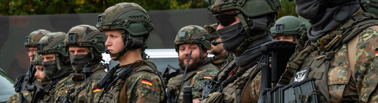 Gemeinsame Einsatzübung der Bayerischen Polizei und der Deutschen Bundeswehr RoadTEX 2025 (Übung Anschlag im Verkehrsraum). Bundeswehrsoldaten in Flecktarn und Gefechtsausrüstung; 09.10.2025
