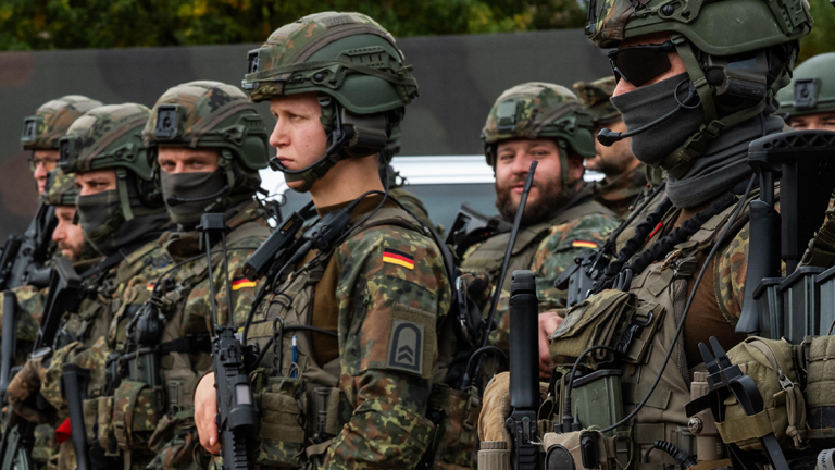 Gemeinsame Einsatzübung der Bayerischen Polizei und der Deutschen Bundeswehr RoadTEX 2025 (Übung Anschlag im Verkehrsraum). Bundeswehrsoldaten in Flecktarn und Gefechtsausrüstung; 09.10.2025