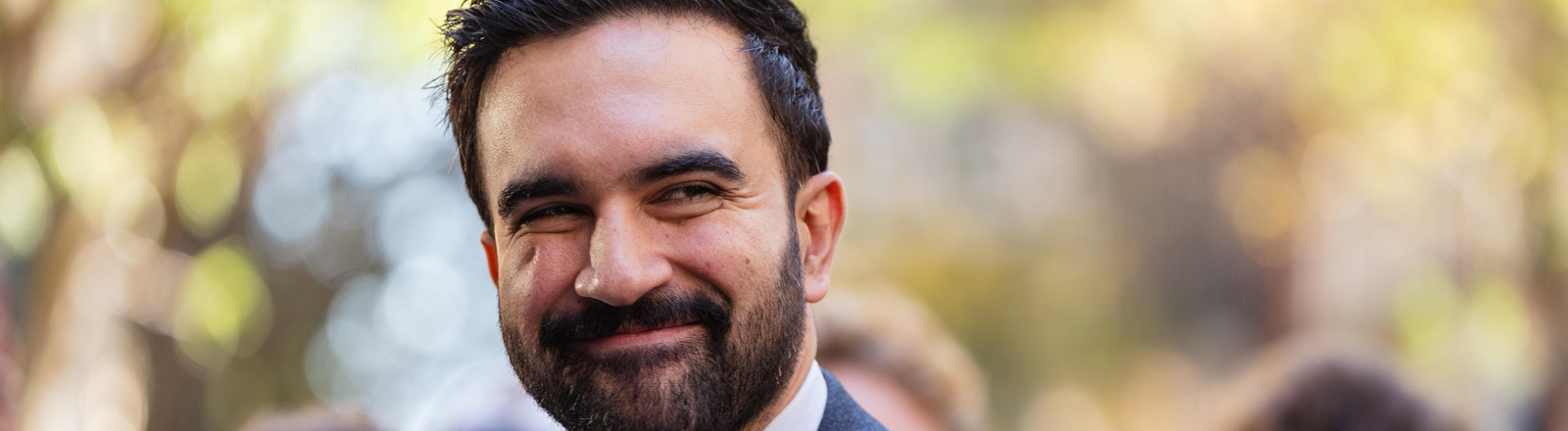 Der demokratische Kandidat für das Amt des Bürgermeisters von New York City, Zohran Mamdani, wurde von der New Yorker Staatssenatorin Liz Krueger begleitet, als er am 27. Oktober 2025 auf der Upper East Side in New York City Wählerinnen und Wähler begrüßte.