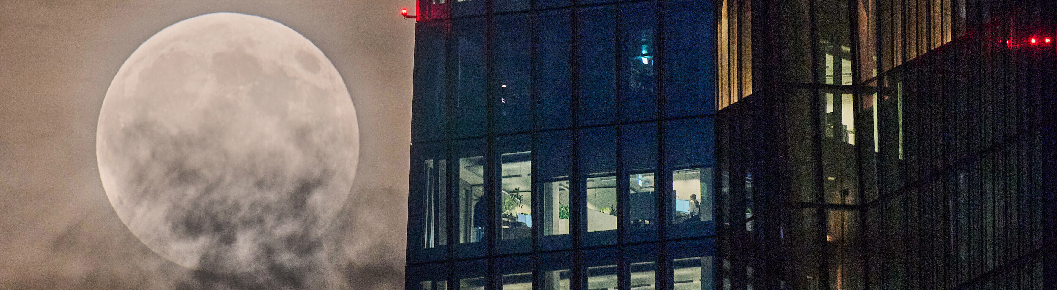 Mond über Frankfurt am Main