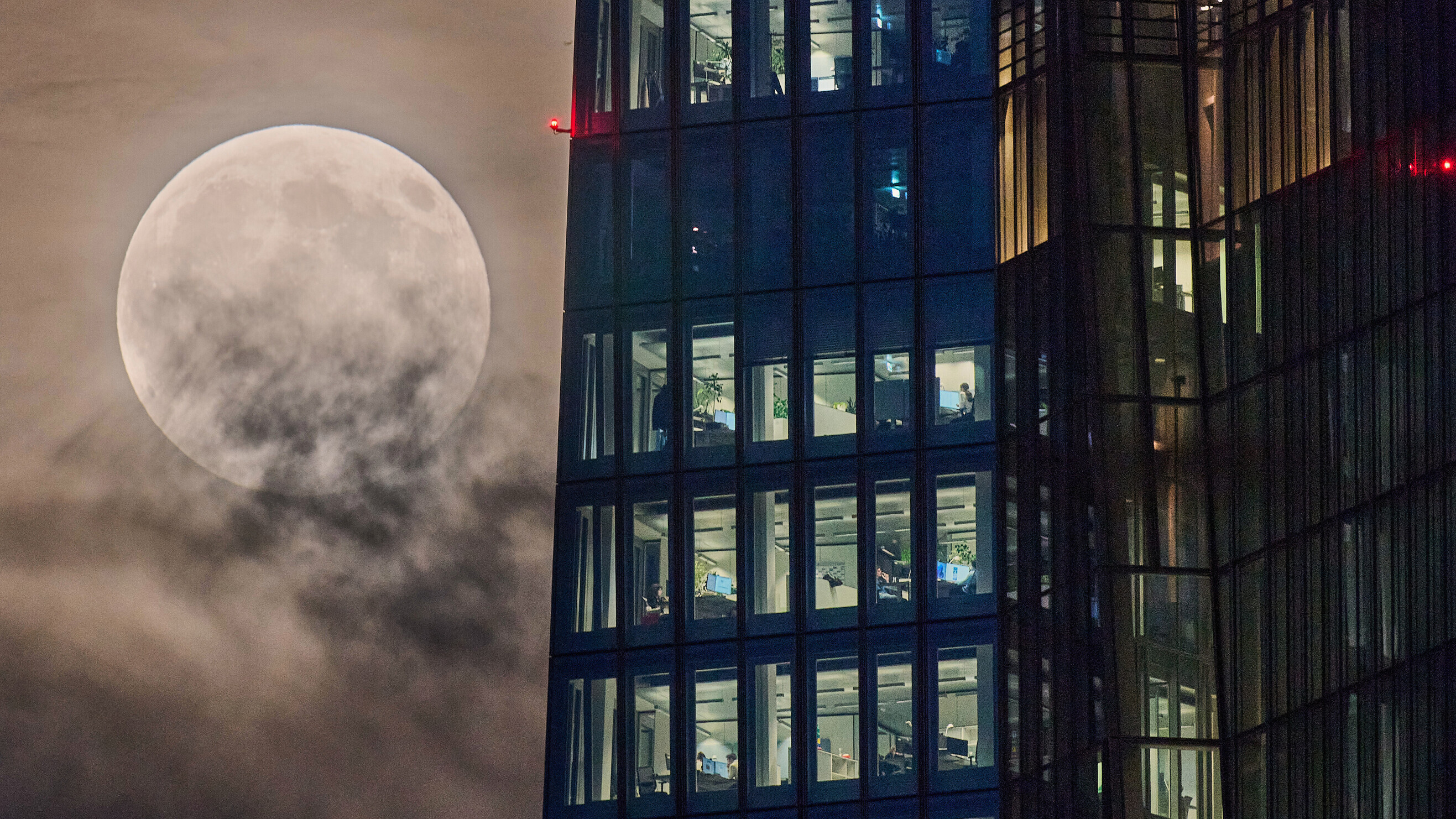 Mond über Frankfurt am Main