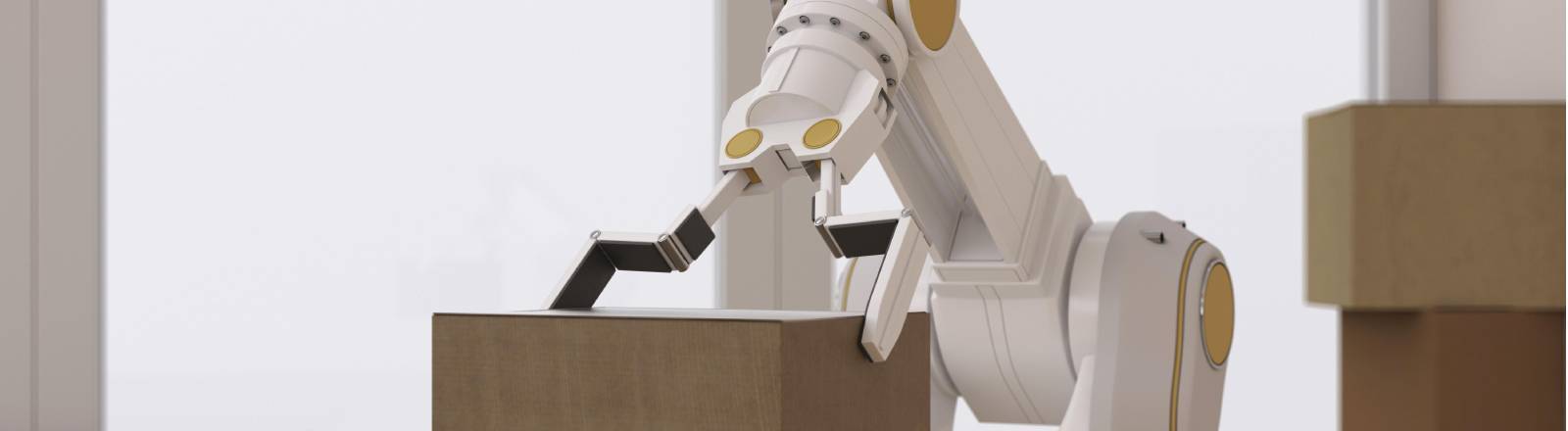 Roboterarm hebt eine Kiste an