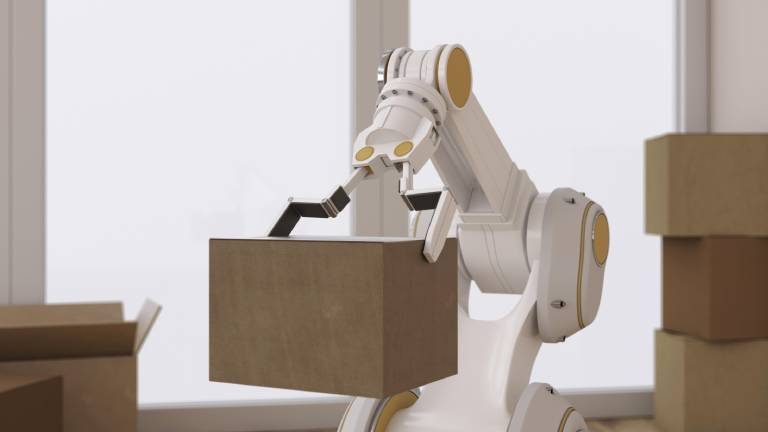 Roboterarm hebt eine Kiste an