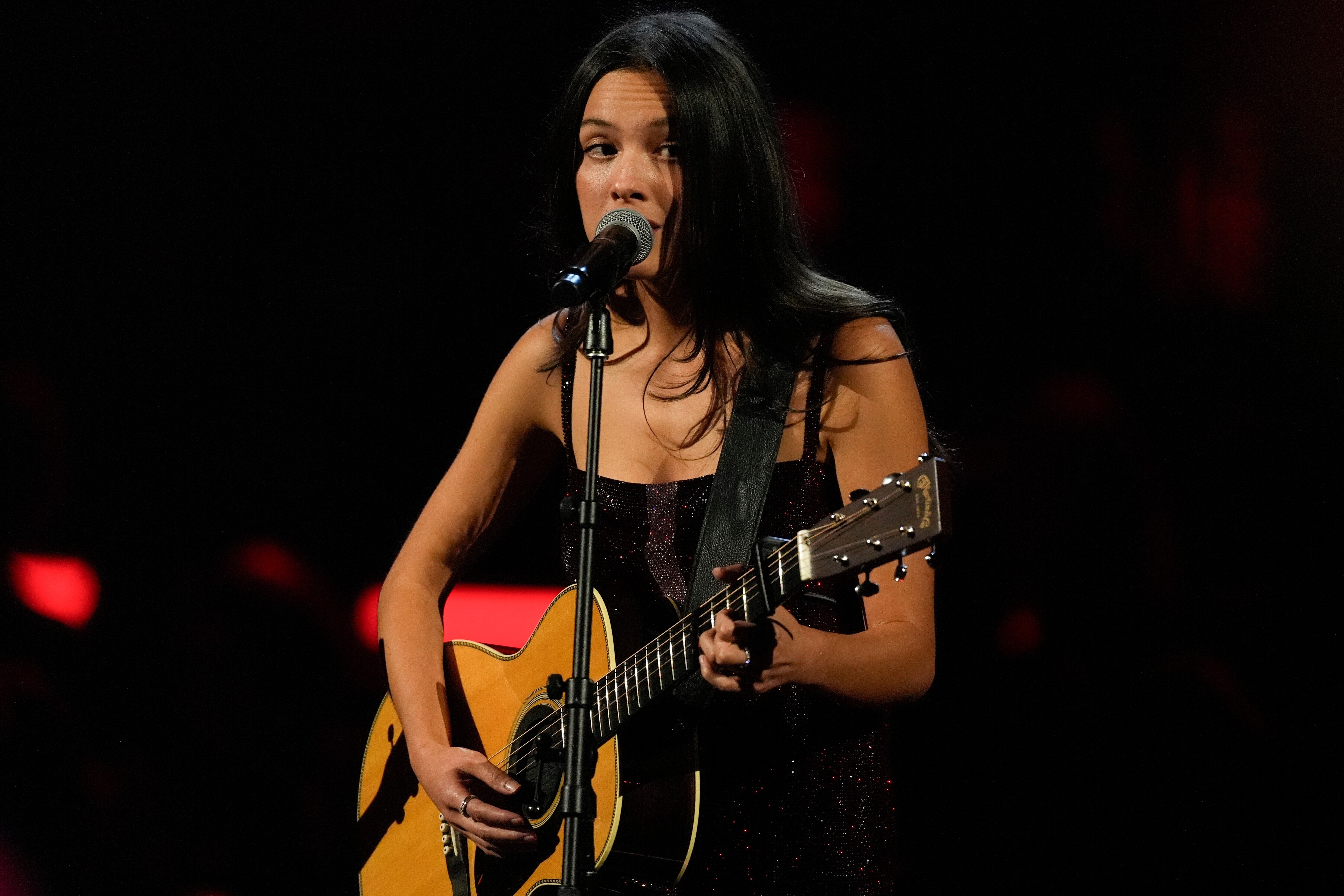 Olivia Rodrigos spielt Gitarre und singt bei einem Auftritt in Los Angeles, USA (8.11.2025)