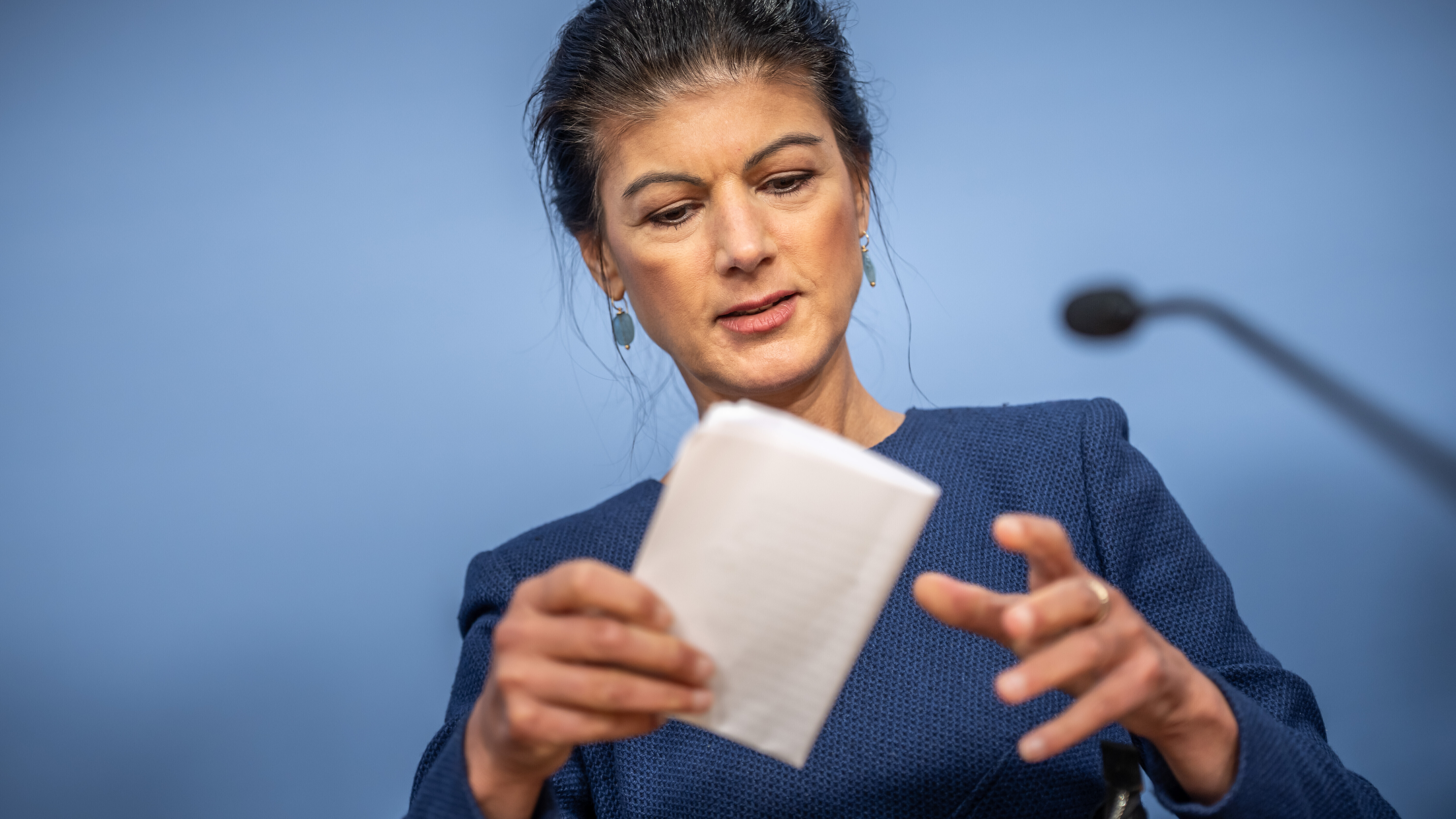 Sahra Wagenknecht faltet einen Zettel zusammen
