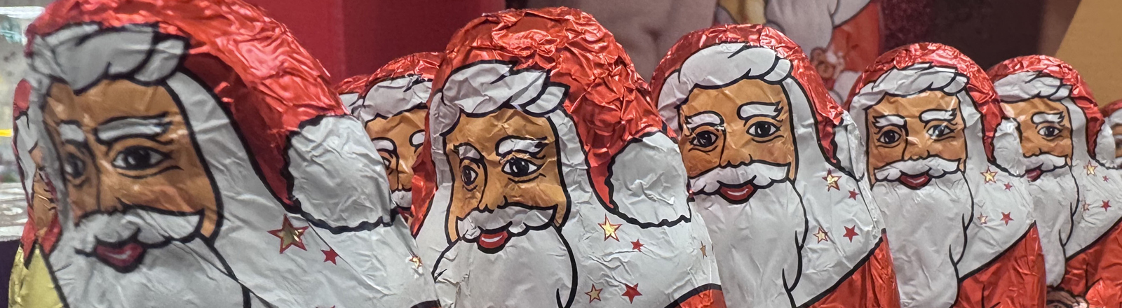 Lindt Schokoladen Weihnachtsmaenner im Supermarkt am 11.11.2025