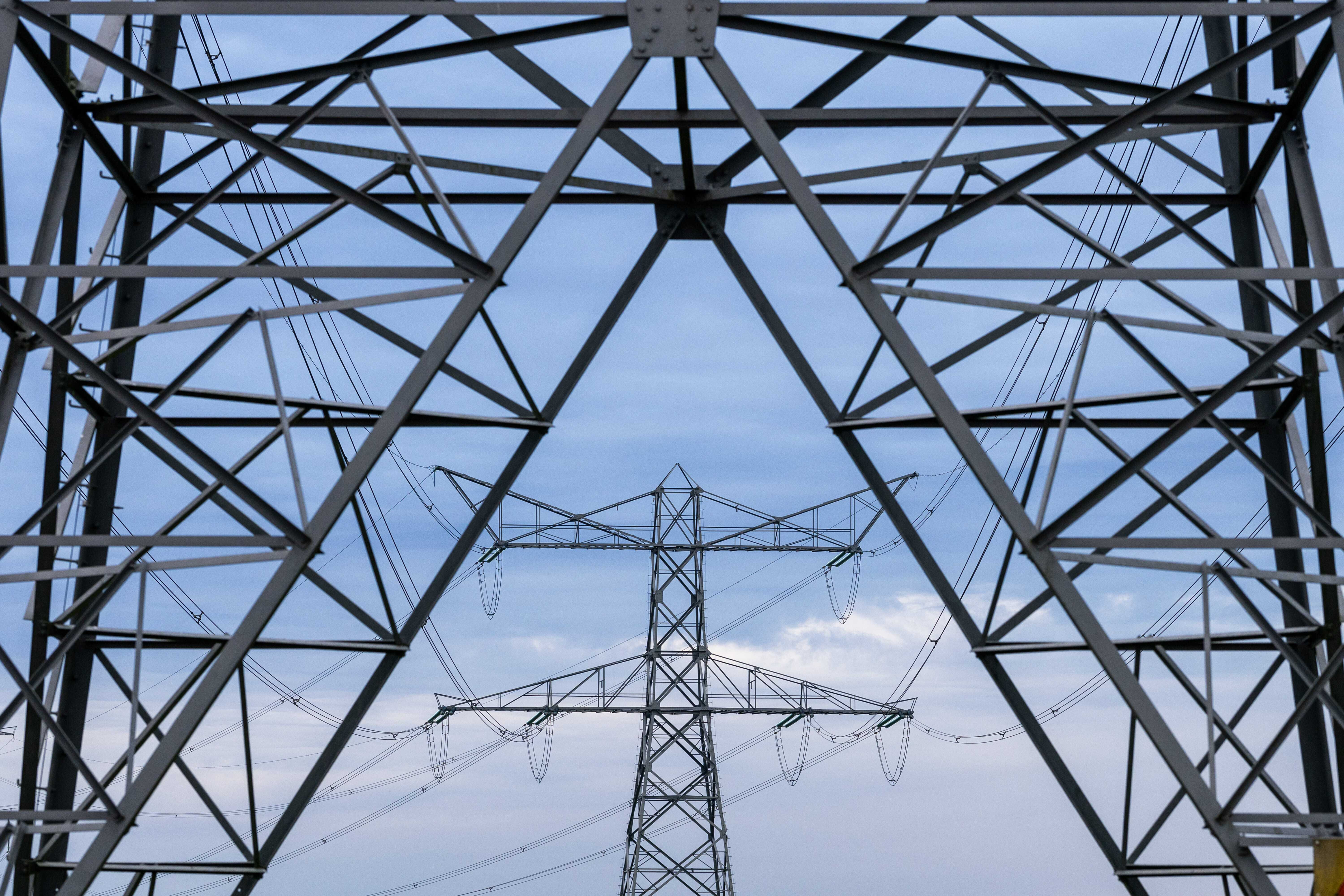 Ein 380-kV-Hochspannungsmast im Umspannwerk Doetinchem Langerak