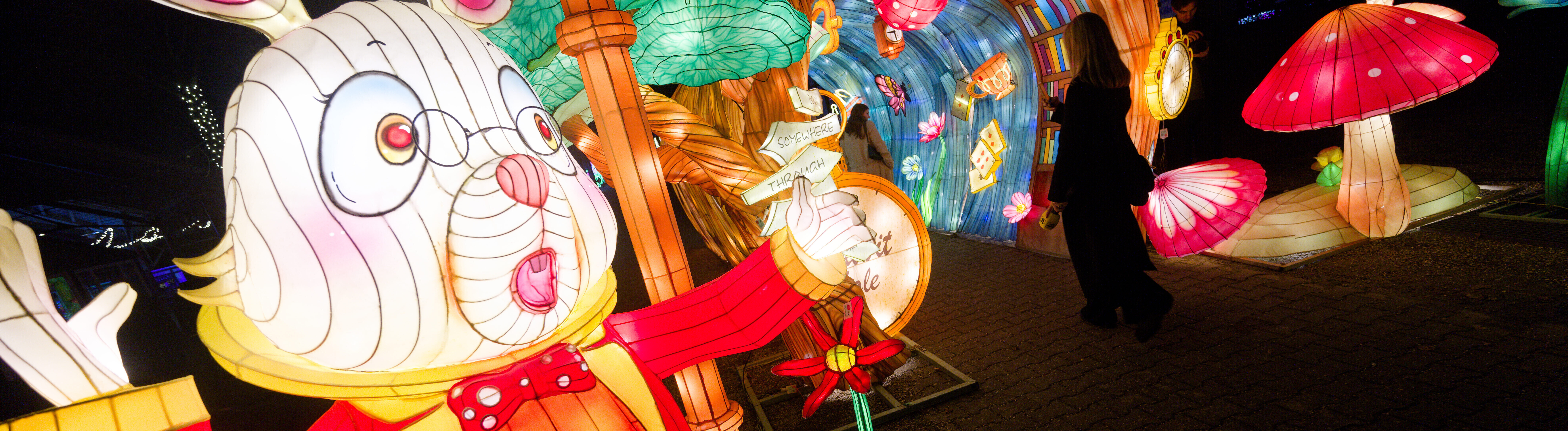 Besucher gehen im "Garden of Light" durch die "Rabbit Hole". Die Lichtsintallationen auf der Kölner Galopprennbahn stehen unter dem Motto "Alice im Wunderland".