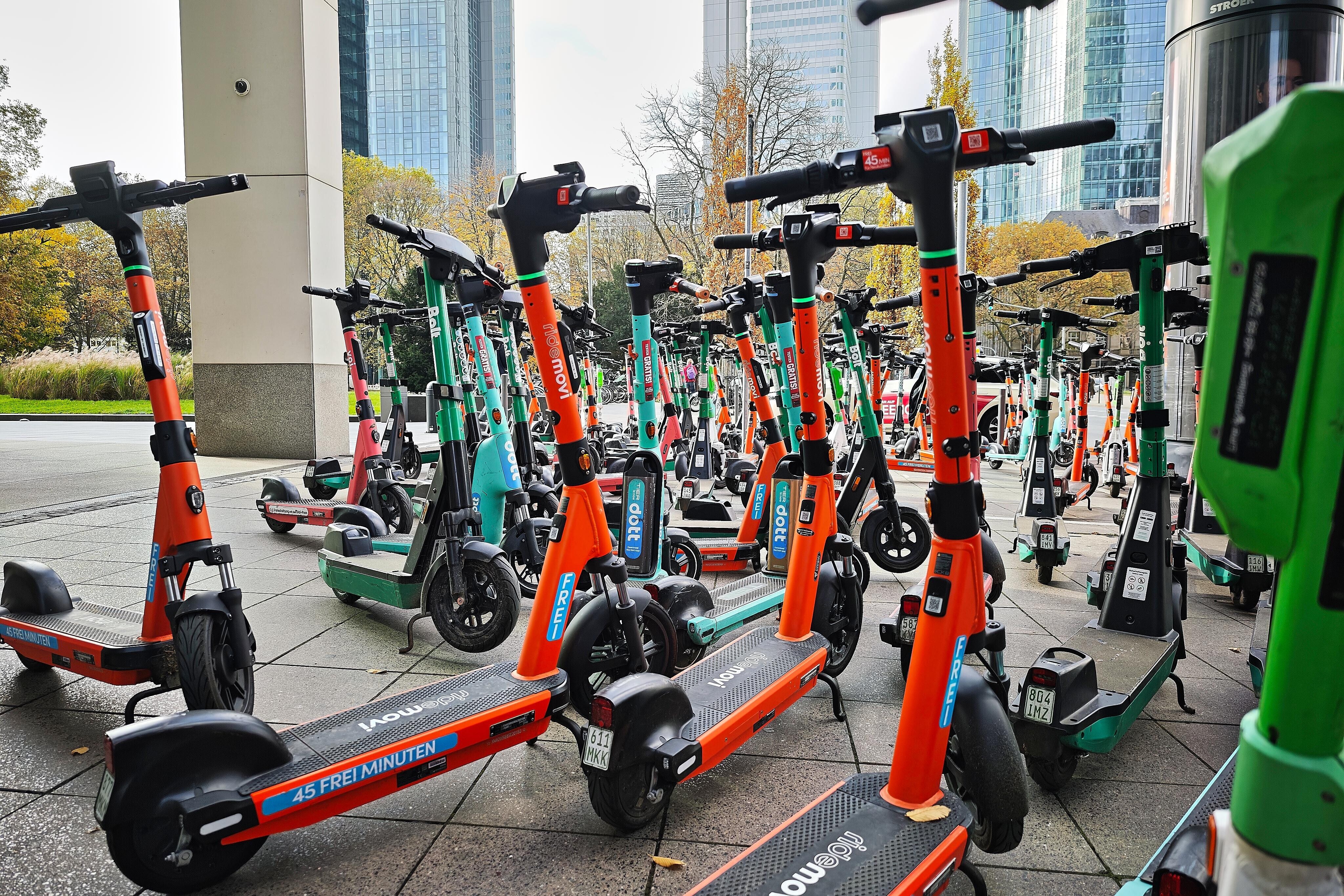 Mehrere E-Scooter stehen auf einem Platz