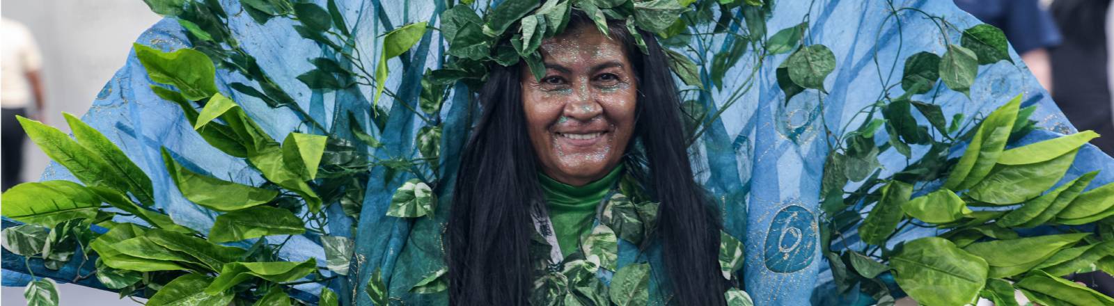 Eine indigene Teilnehmerin bei der Weltklimakonferenz COP30 trägt ein Kostüm, das den Regenwald symbolisieren soll.
