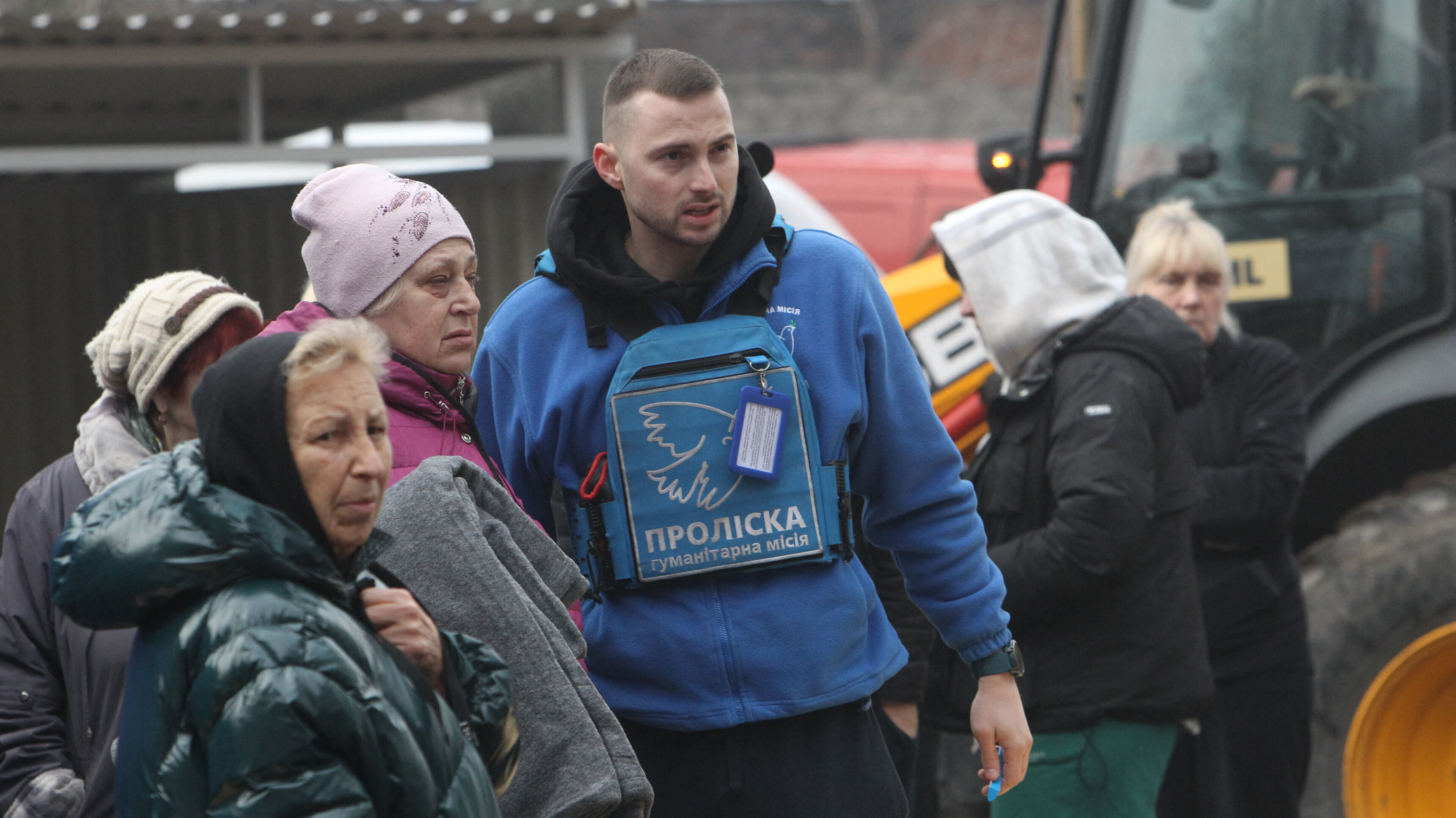 Ein Freiwilliger der humanitären Mission Proliska bleibt bei Einheimischen in Dnipro, Ukraine, die von einem russischen Drohnenangriff betroffen sind.