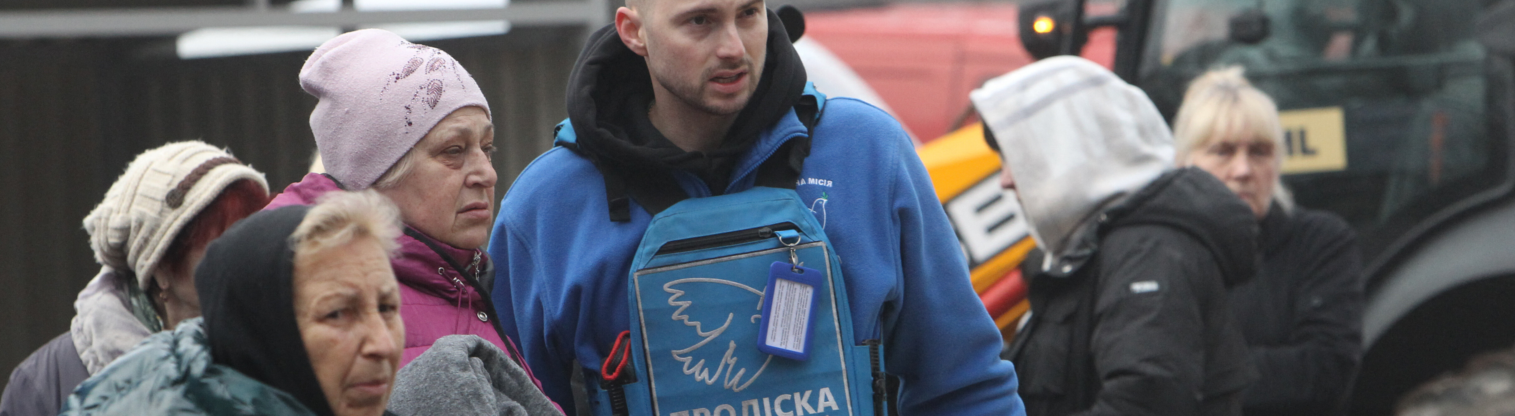 Ein Freiwilliger der humanitären Mission Proliska bleibt bei Einheimischen in Dnipro, Ukraine, die von einem russischen Drohnenangriff betroffen sind.