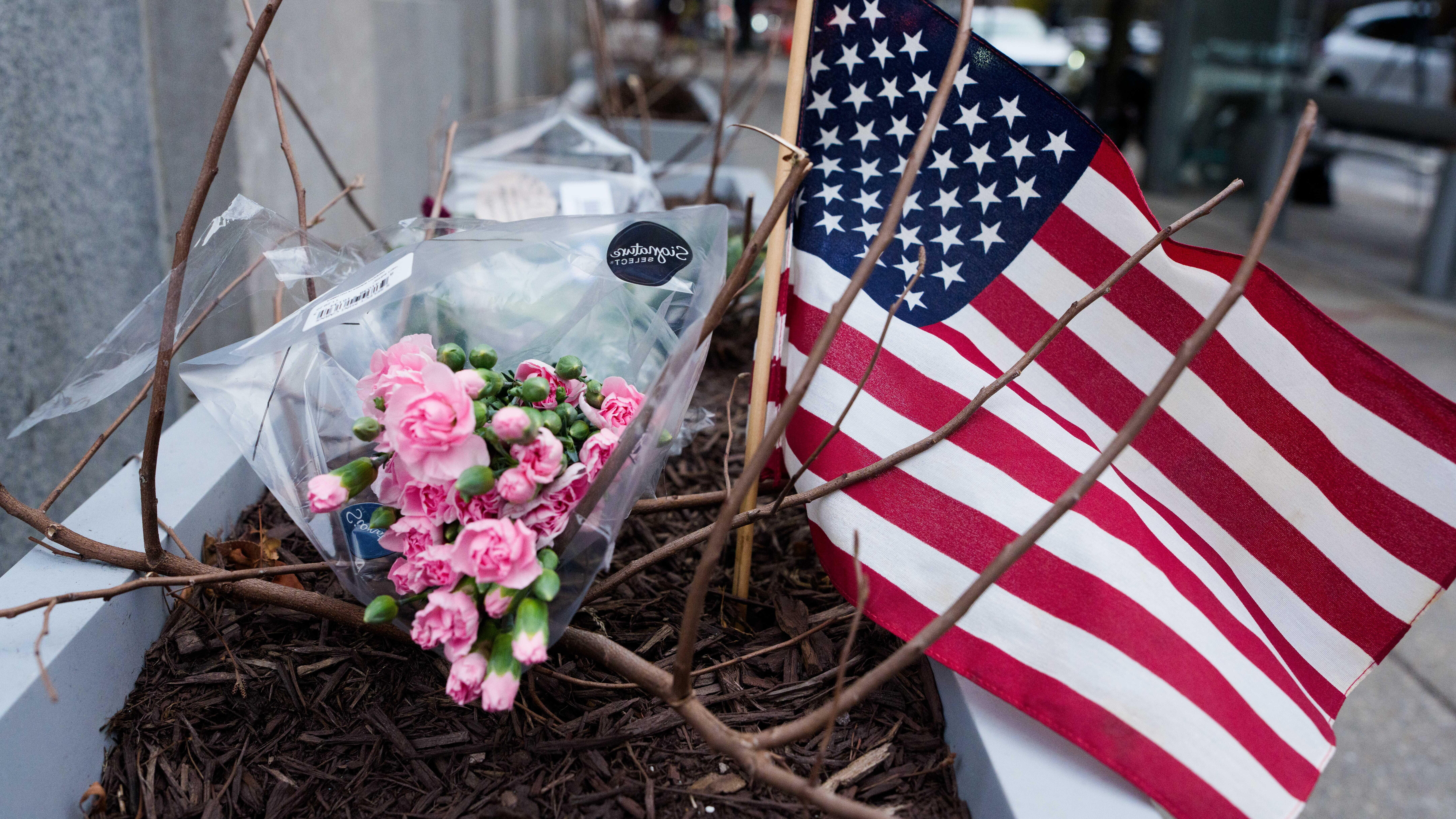 Blumen und eine amerikanische Flagge liegen an dem Tatort vor der U-Bahn-Station Farragut West, wo mindestens ein Mitglied der Nationalgarde von West Virginia erschossen wurde.