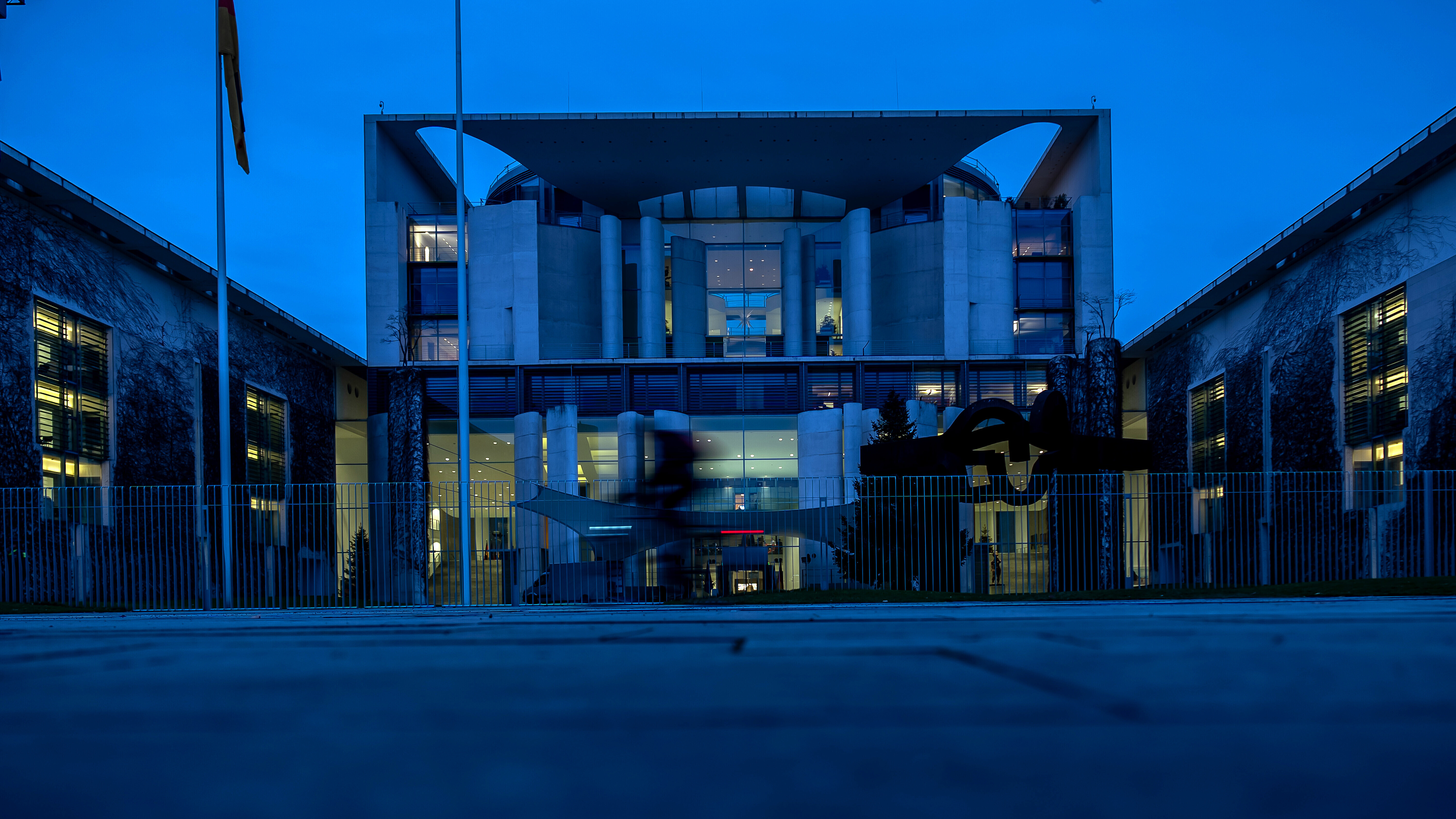 Blick auf das Kanzleramt im Morgengrauen