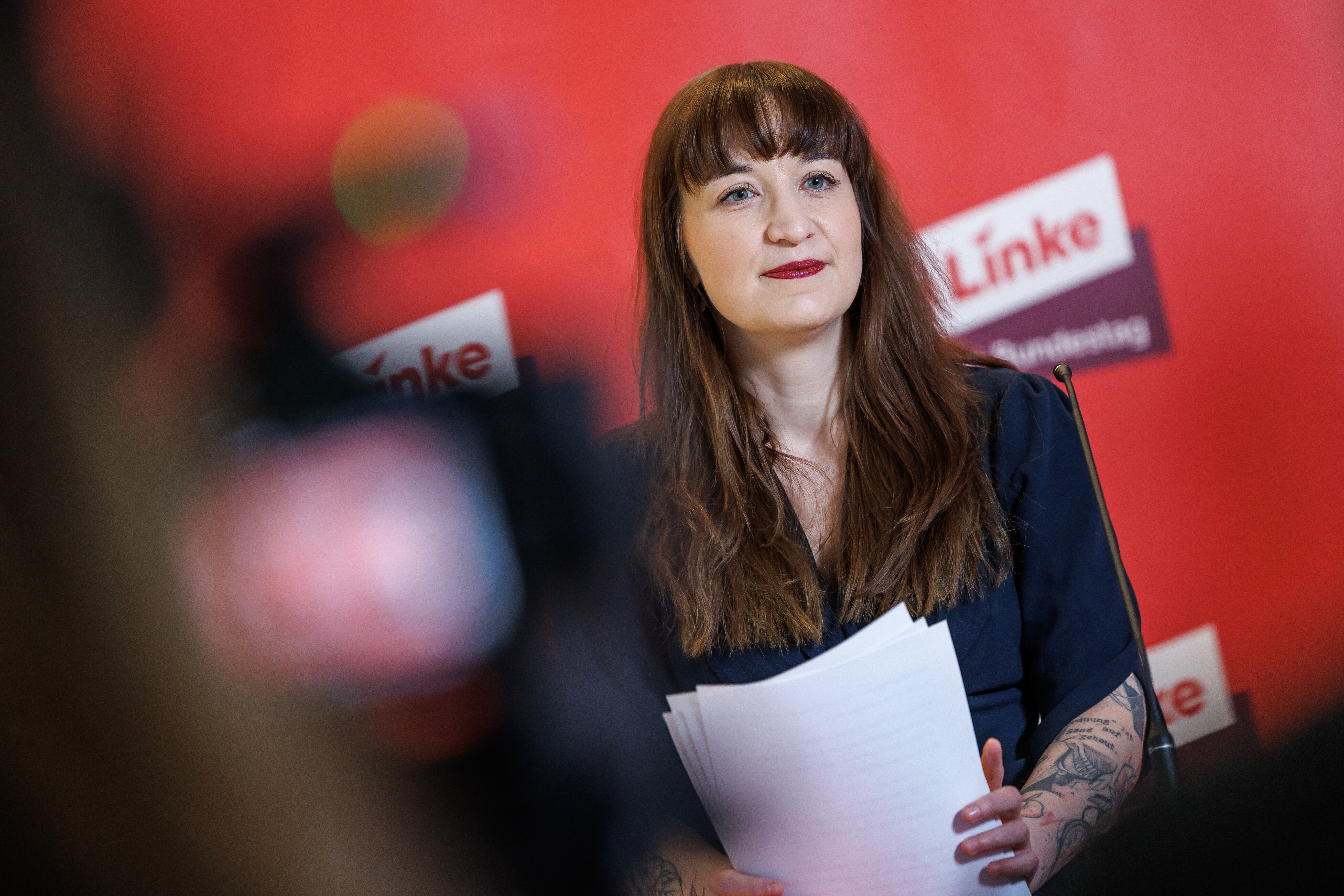 Heidi Reichinnek bei einem Statement am 28.11.25, sie ist Vorsitzende der Fraktion Die Linke im Bundestag
