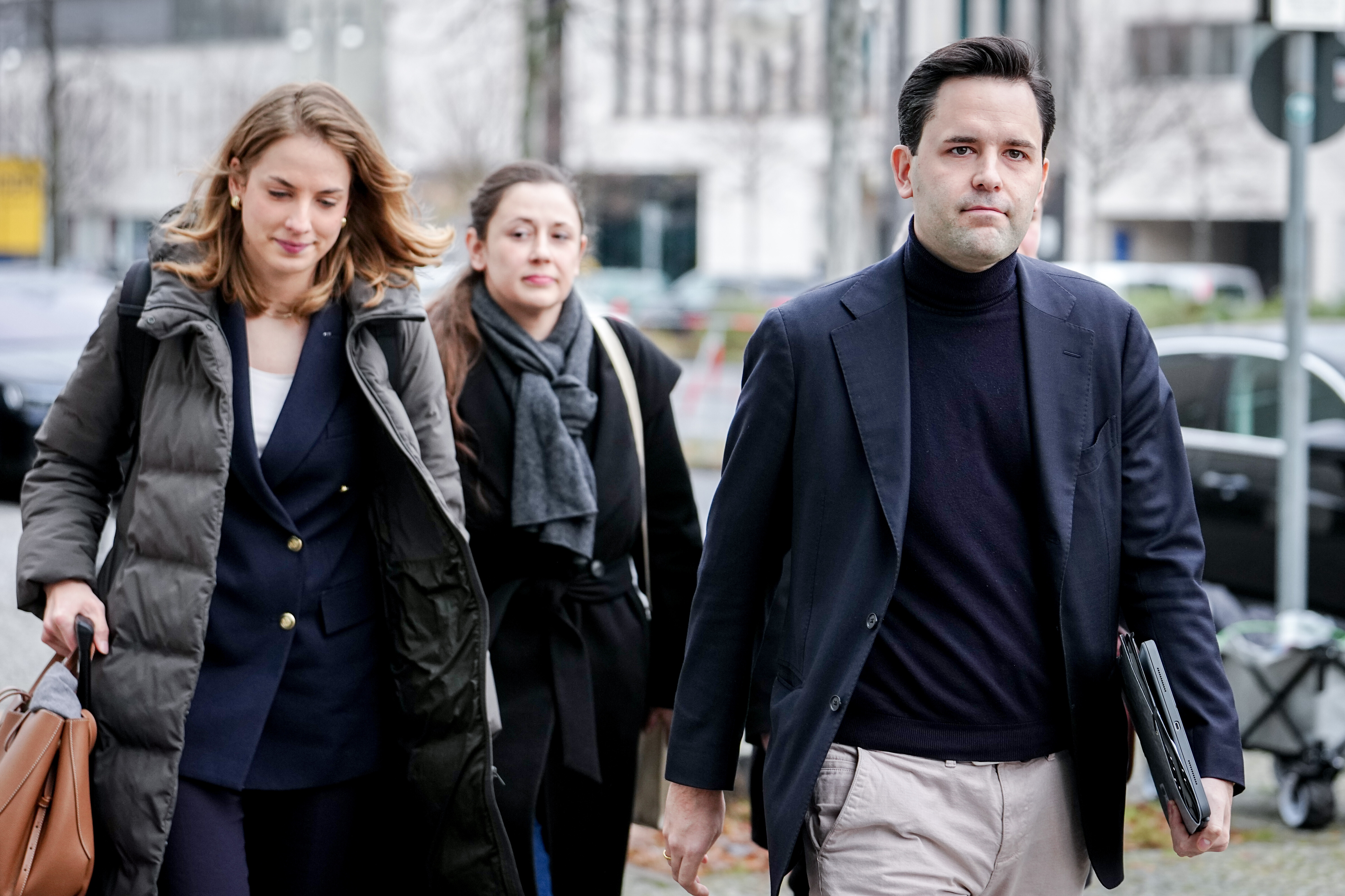 Johannes Winkel (r), Vorsitzender der Jungen Union (JU), Wiebke Winter (l), Fraktionsvorsitzende der CDU-Fraktion Bremen, und Jessica Steiner, Mitglied des CDU-Bundesvorstands, kommen zur Sitzung des CDU-Bundespräsidiums im Konrad-Adenauer-Haus (01.12.2025)