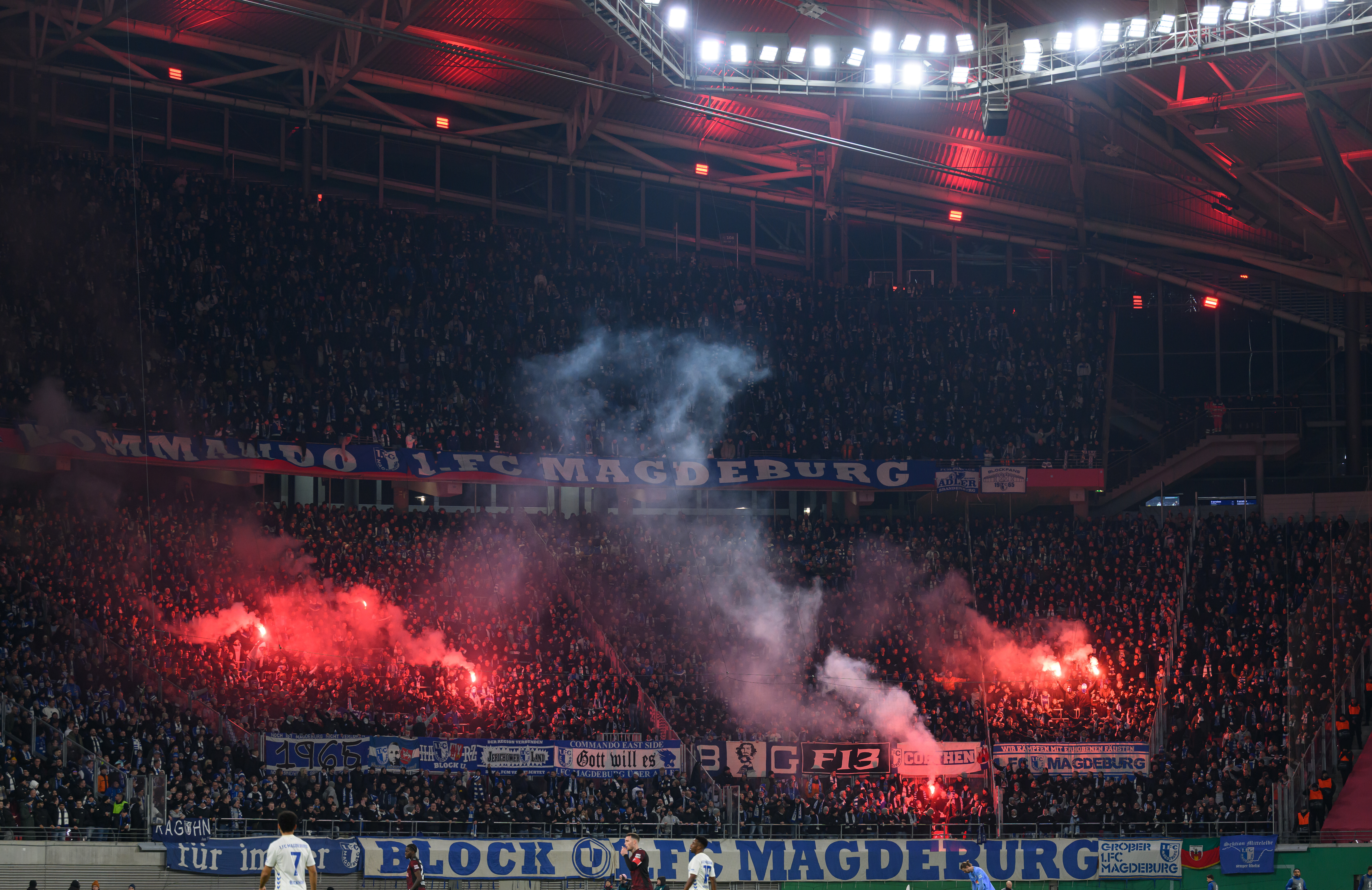 Magdeburger Fans zünden Pyrotechnik im Fanblock beim DFB-Pokal (02.12.2025)