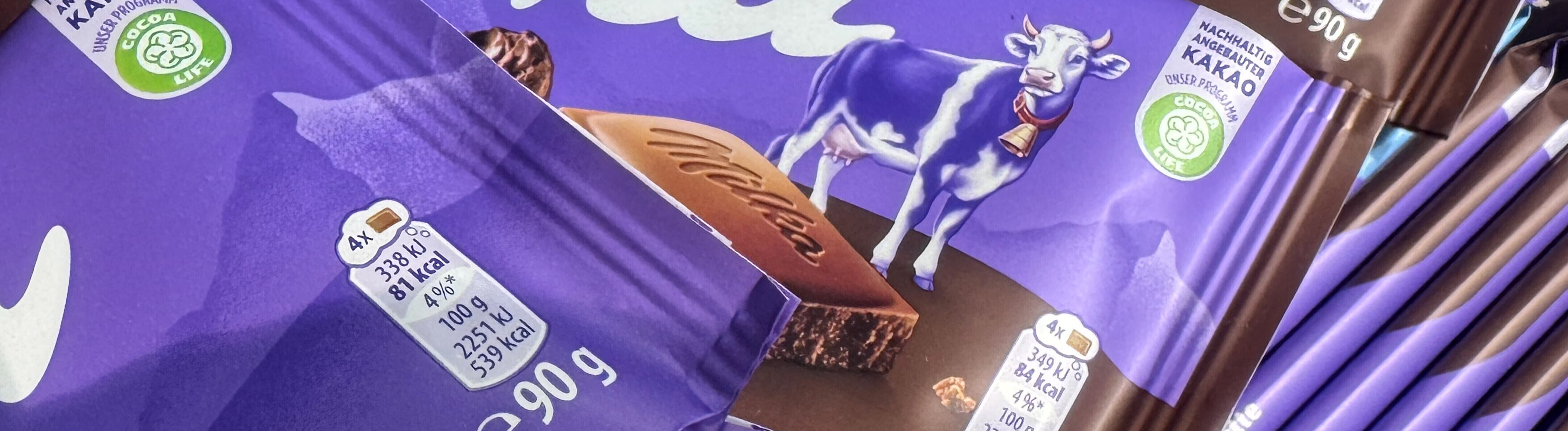 Milka-Tafeln mit 90 Gramm Inhalt liegen übereinander