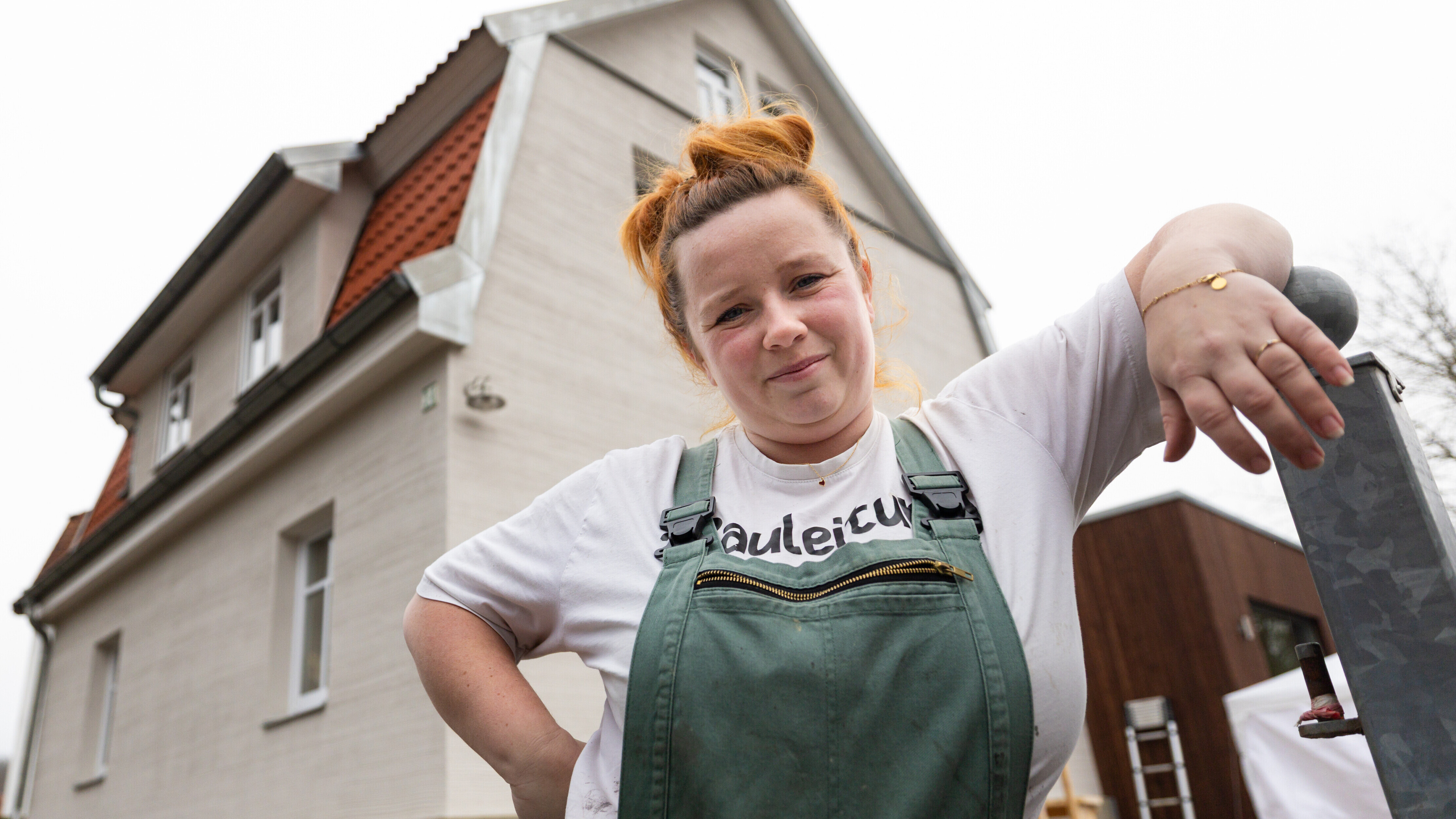 Cindy Speich posiert auf der Baustelle vor ihrem Haus (17.12.2025).