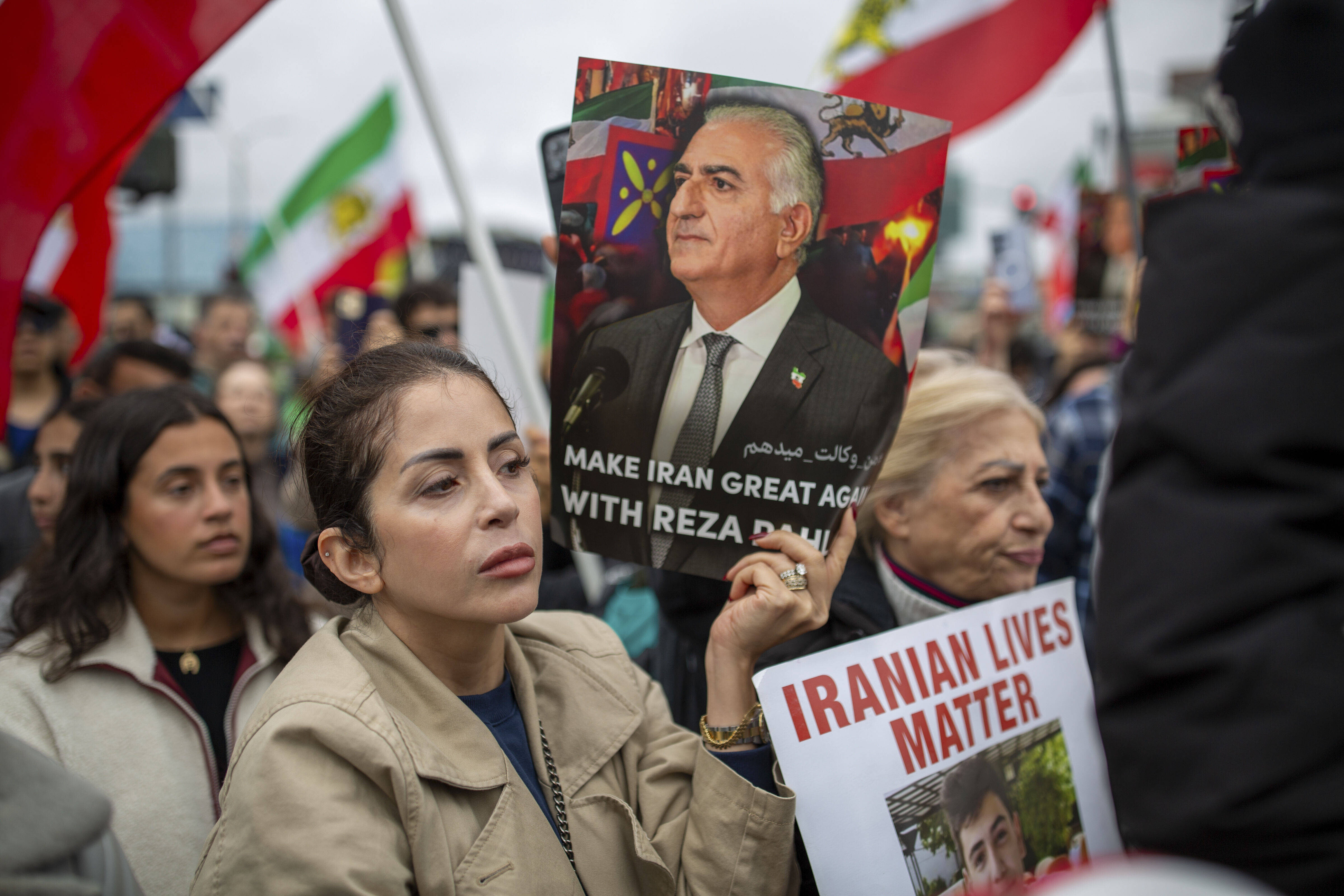 Eine Frau hält während einer Protestaktion gegen das derzeitige iranische Regime vor dem Bundesgebäude in Los Angeles, Kalifornien, am 4. Januar 2026 ein Schild mit dem Bild von Reza Pahlavi hoch.