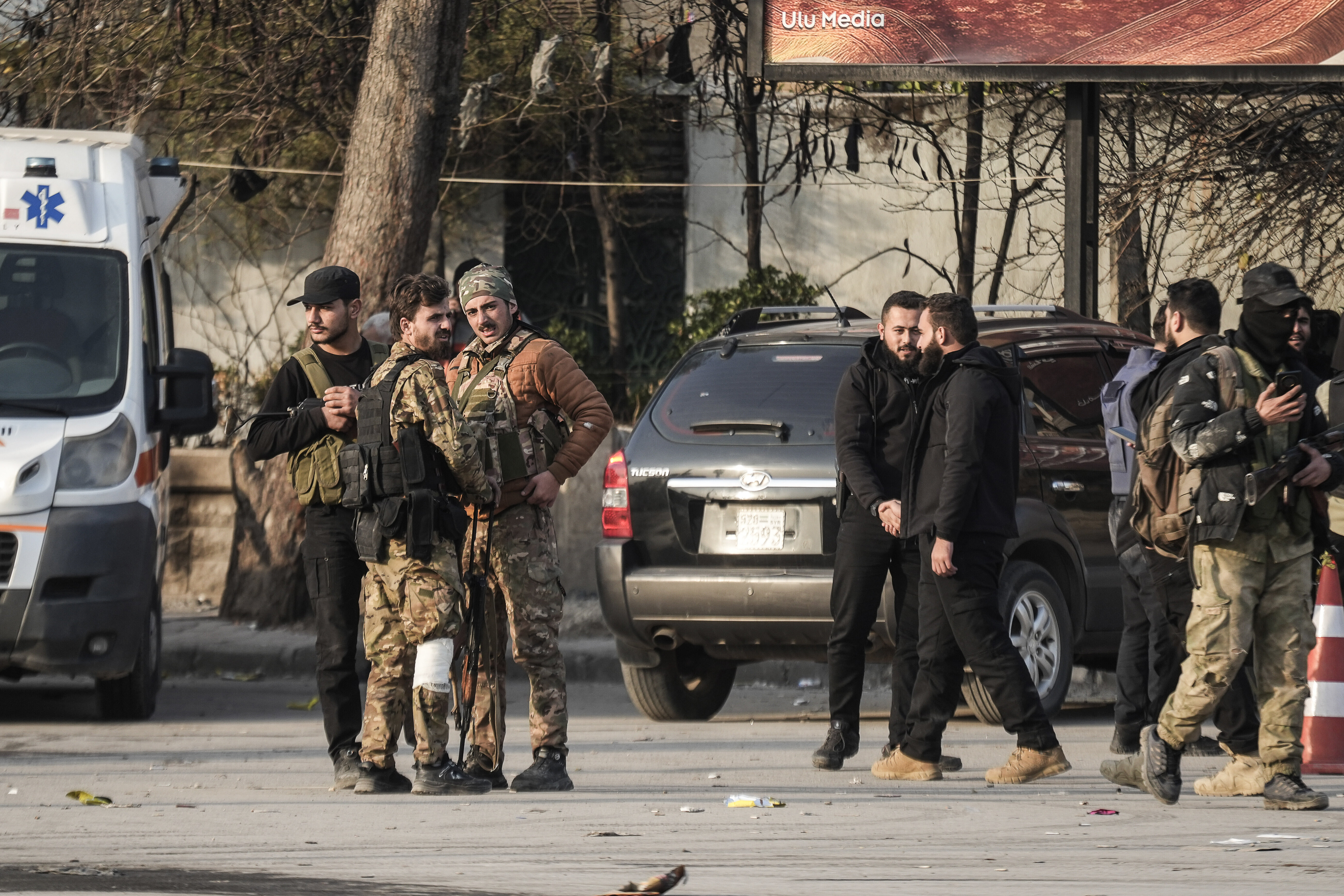 Syrische Regierungssoldaten patrouillieren in Aleppo.