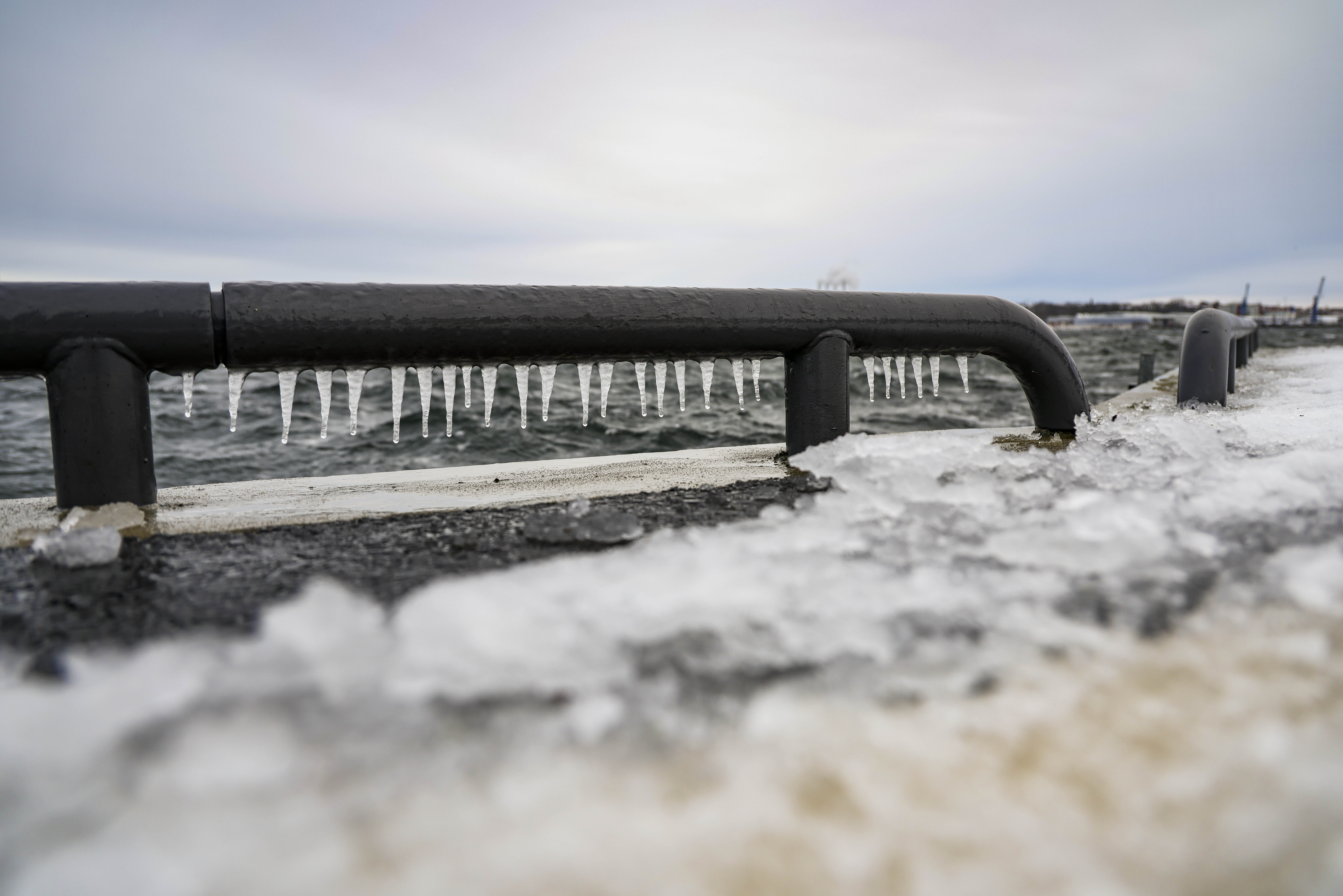 Eiszapfen haben sich am Ufer der Kiellinie gebildet