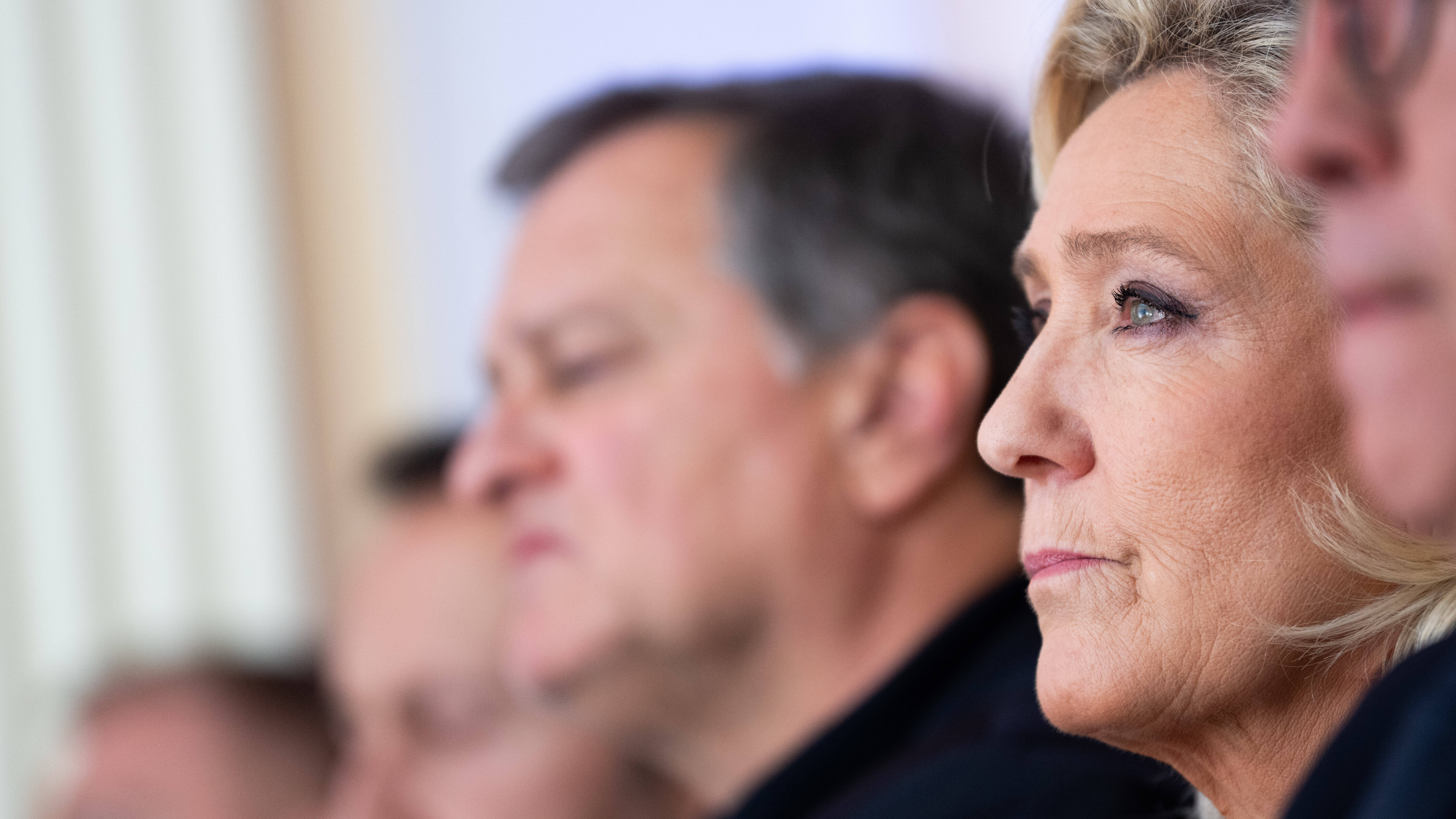 Die französische rechtsradikale Politikerin Marine Le Pen sitzt bei einer Pressekonferenz ihrer Partei Rassemblement National im Publikum.