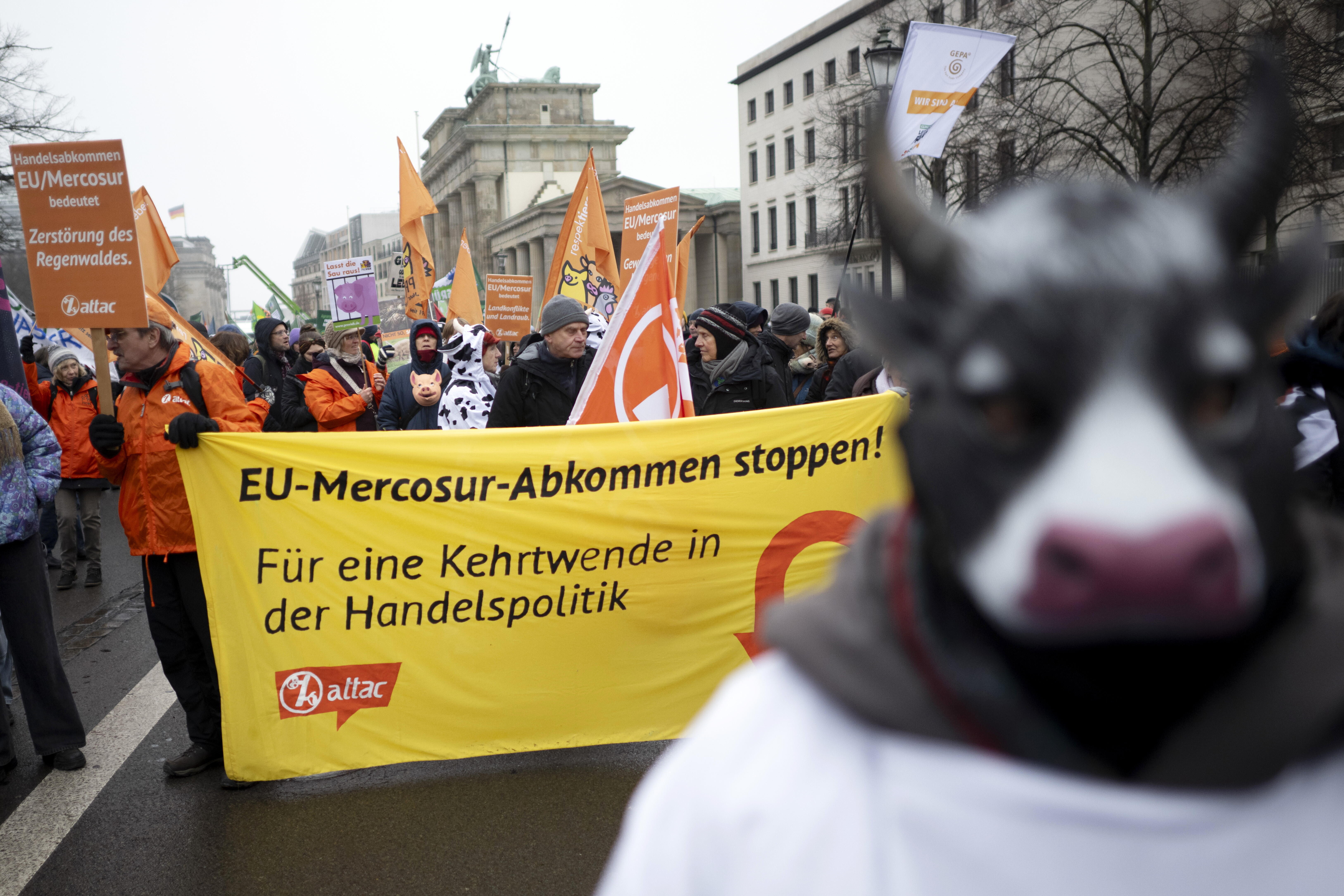 Demonstranten von attac bei einer Protestaktion, die sich auch gegen das Mercosur-Abkommen richtet