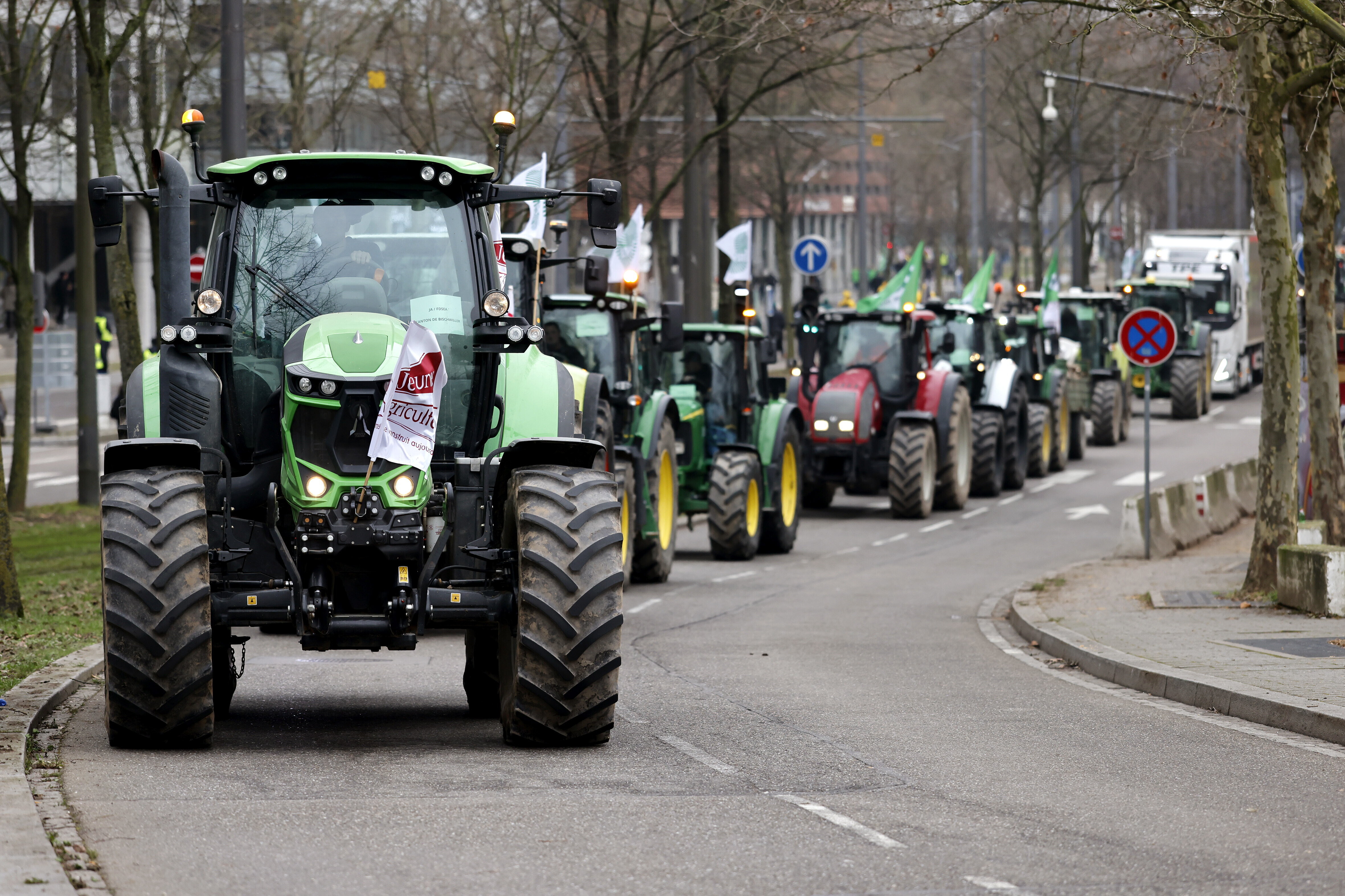 Viele Traktoren hintereinander auf einer Straße