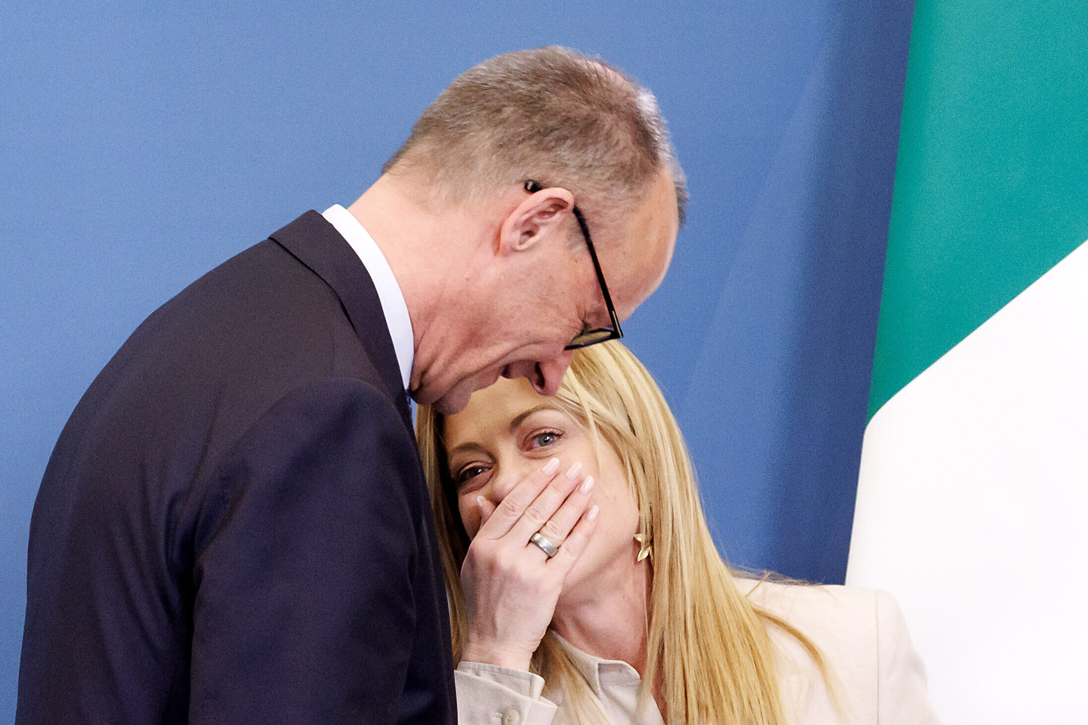 Bundeskanzler Friedrich Merz und Italiens Ministerpräsidentin Giorgia Meloni umarmen sich und lachen bei Regierungskonsultationen in Rom (23.01.2026)