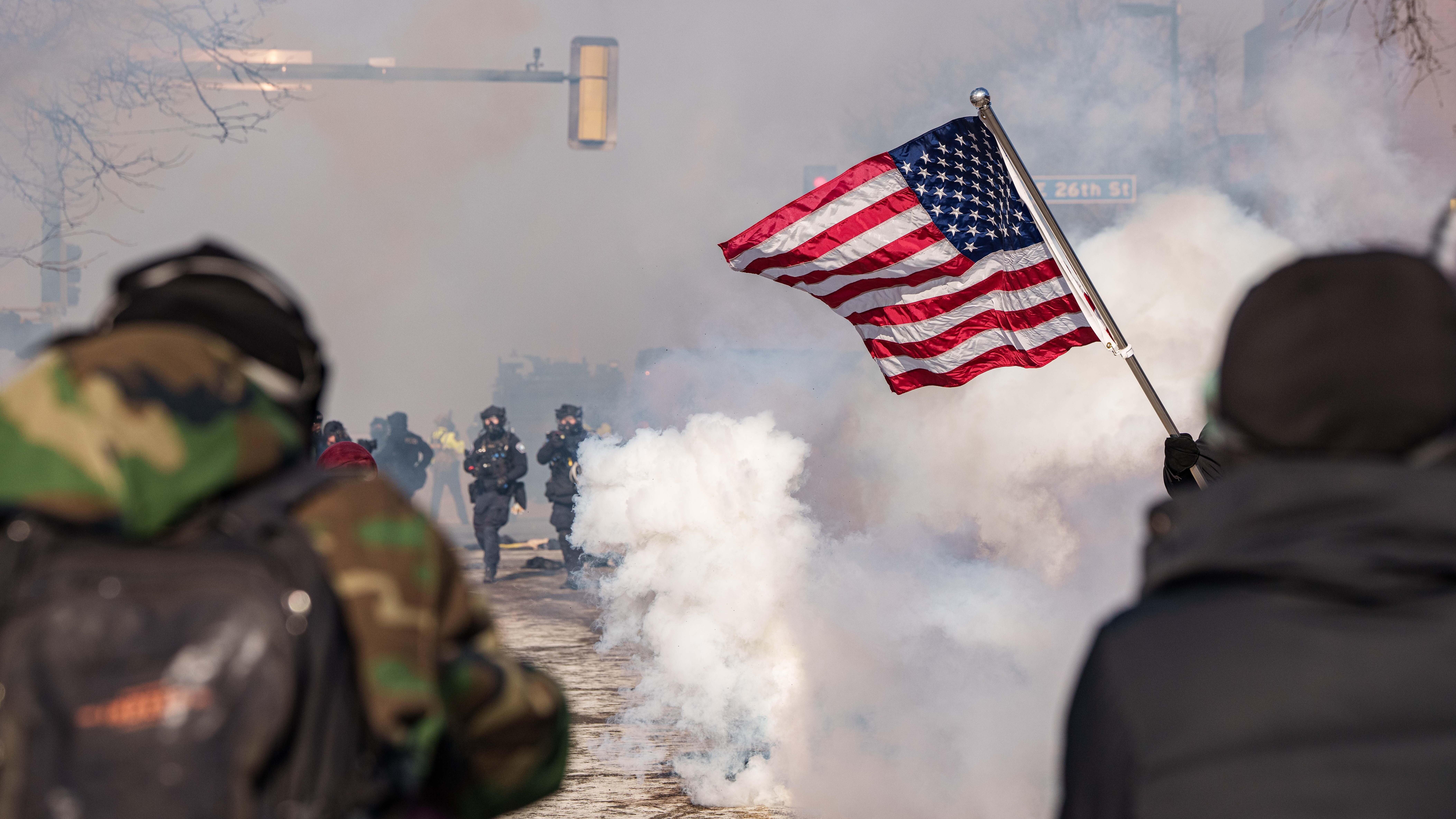 Bei Protesten in der US-Stadt Minneapolis geraten Protestierende und Sicherheitskräfte aneinander. Die Proteste wurden durch tödliche Schüsse, die von ICE-Beamten auf  einen US-Bürger abgegeben wurden, ausgelöst.