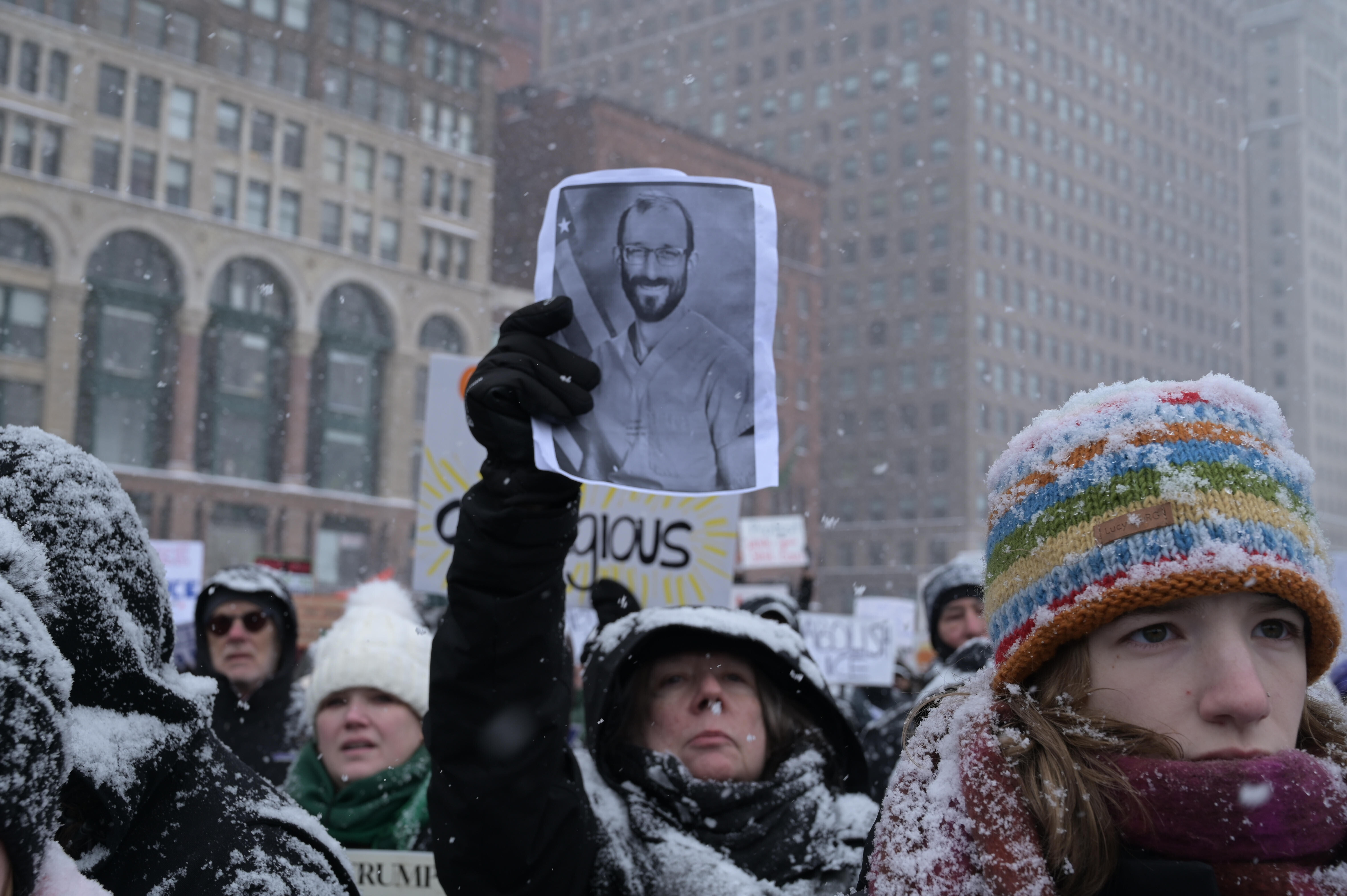 In Chicago demonstrieren Menschen gegen die Gewalt der Einwanderungspolizei ICE. Eine Frau hält das Foto von Alex Pretti in die Höhe, der am 24. Januar bei einem ICE-Einsatz getötet wurde.