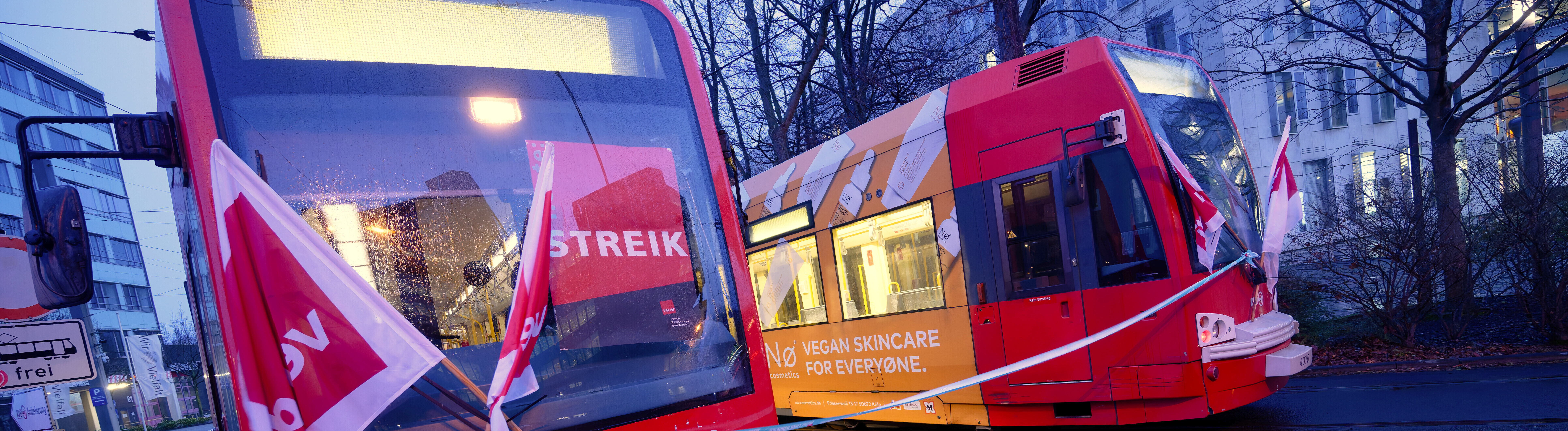Verdi-Fahnen sind an den Frontscheiben zweier nebeneinander stehenden Straßenbahnen angebracht (Köln, 02.02.2026)
