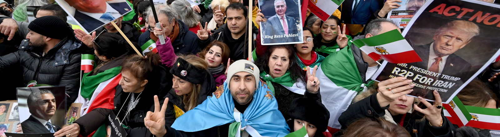 Bei der Großdemonstration in München gegen das Iranische Regime werden auch Plakate mit Bildern von Reza Pahlavi in die Höhe gehalten